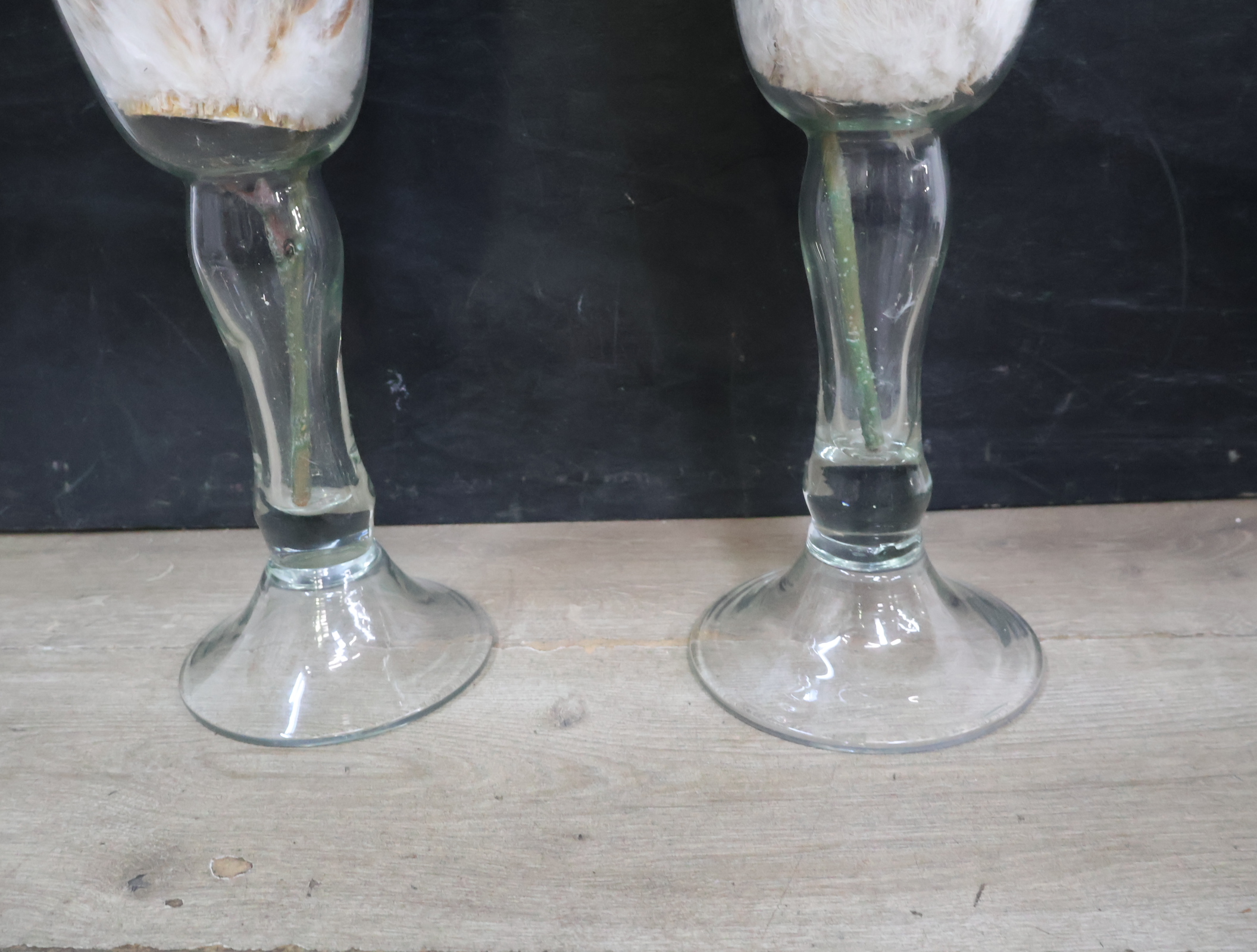 Set glazen vazen met kunstbloemen en houtdecoratie – foto 8 – kavel bij GSD Auctions, Zoeterwoude