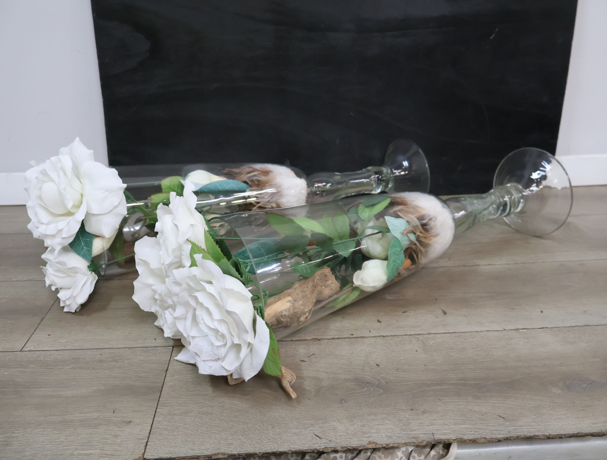 Set glazen vazen met kunstbloemen en houtdecoratie – foto 9 – kavel bij GSD Auctions, Zoeterwoude