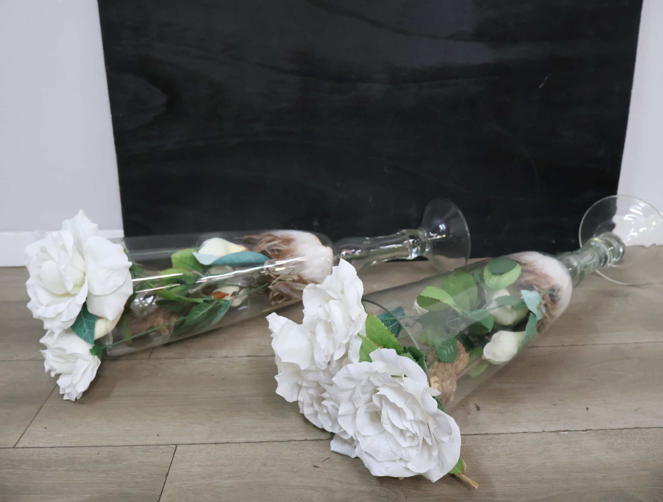 Set glazen vazen met kunstbloemen en houtdecoratie – foto 10 – kavel bij GSD Auctions, Zoeterwoude