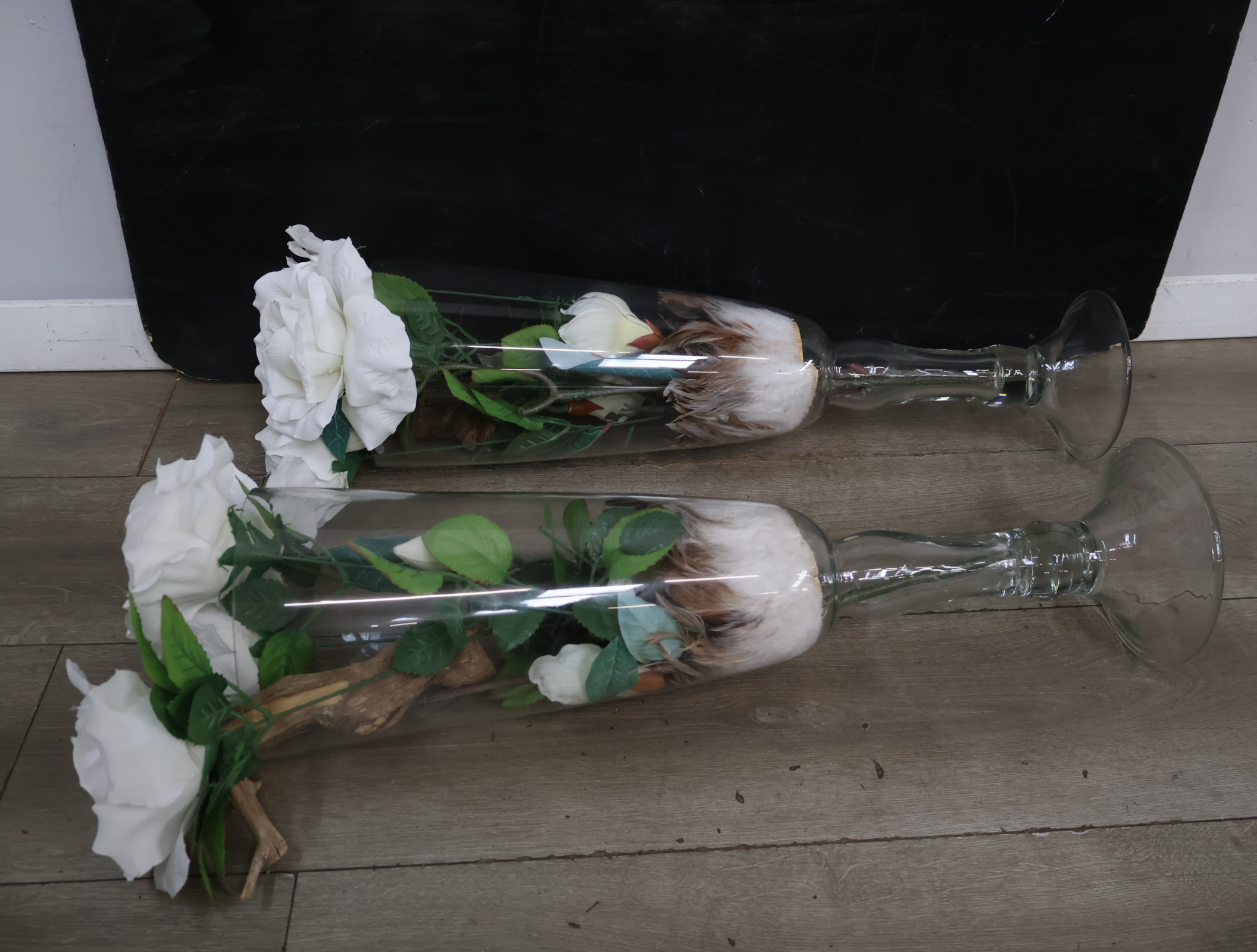 Set glazen vazen met kunstbloemen en houtdecoratie – foto 11 – kavel bij GSD Auctions, Zoeterwoude