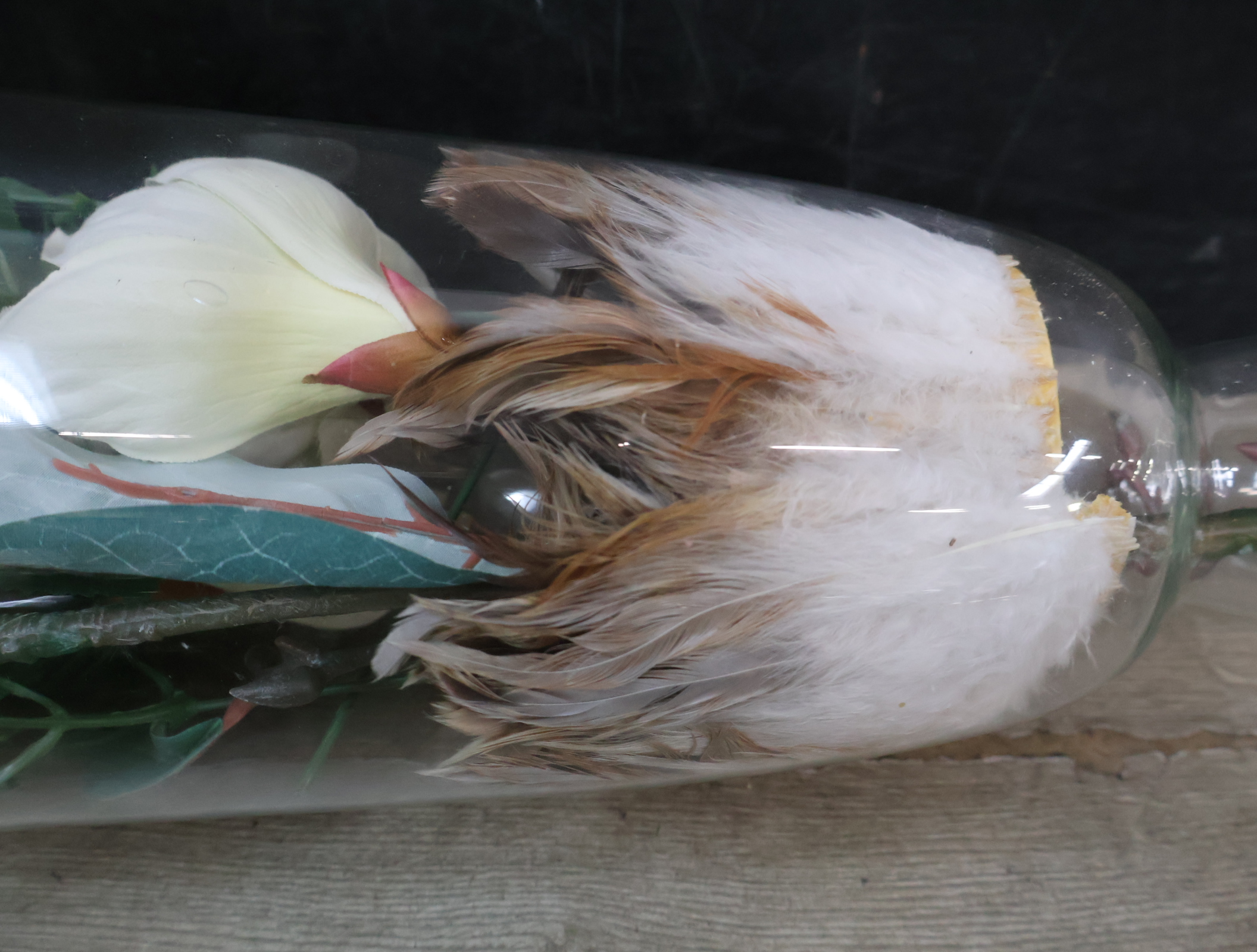 Set glazen vazen met kunstbloemen en houtdecoratie – foto 12 – kavel bij GSD Auctions, Zoeterwoude