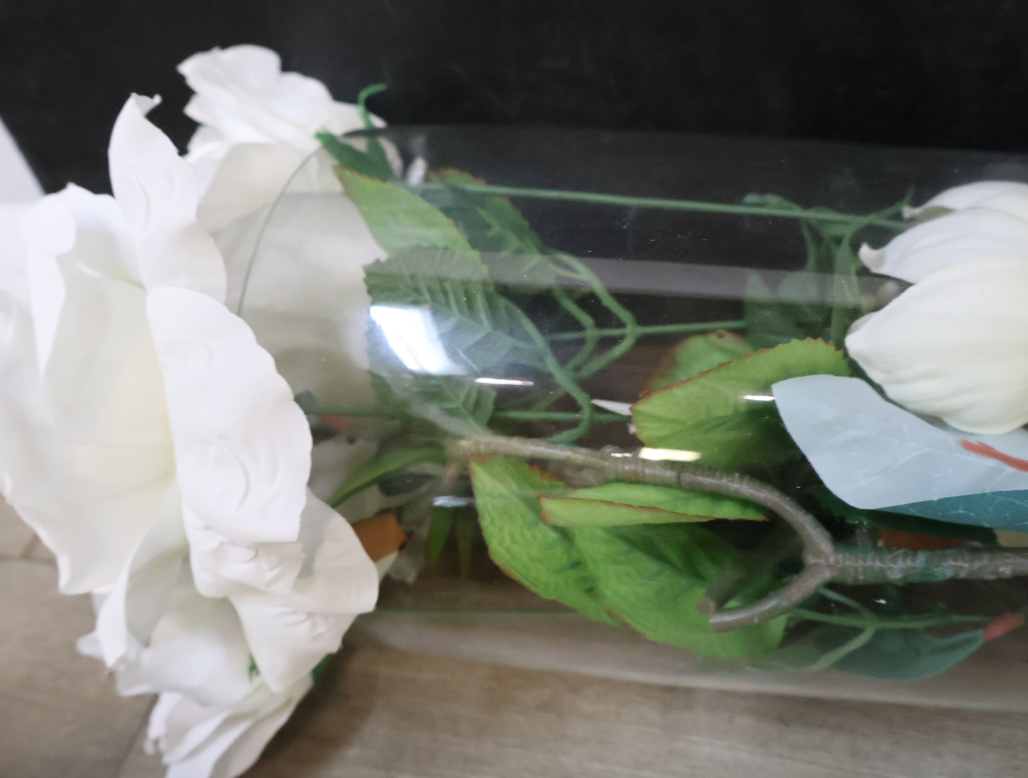 Set glazen vazen met kunstbloemen en houtdecoratie – foto 13 – kavel bij GSD Auctions, Zoeterwoude