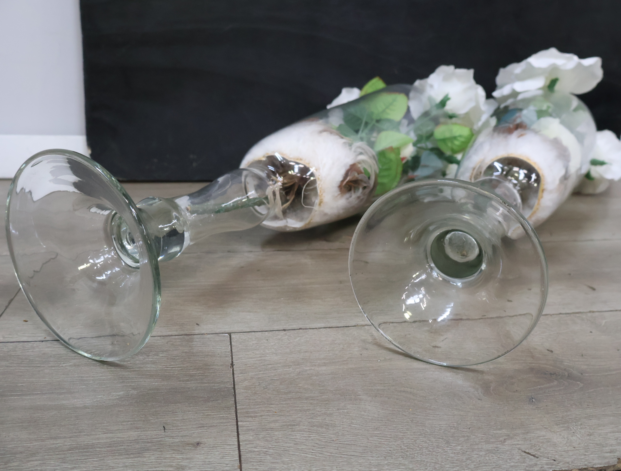 Set glazen vazen met kunstbloemen en houtdecoratie – foto 14 – kavel bij GSD Auctions, Zoeterwoude