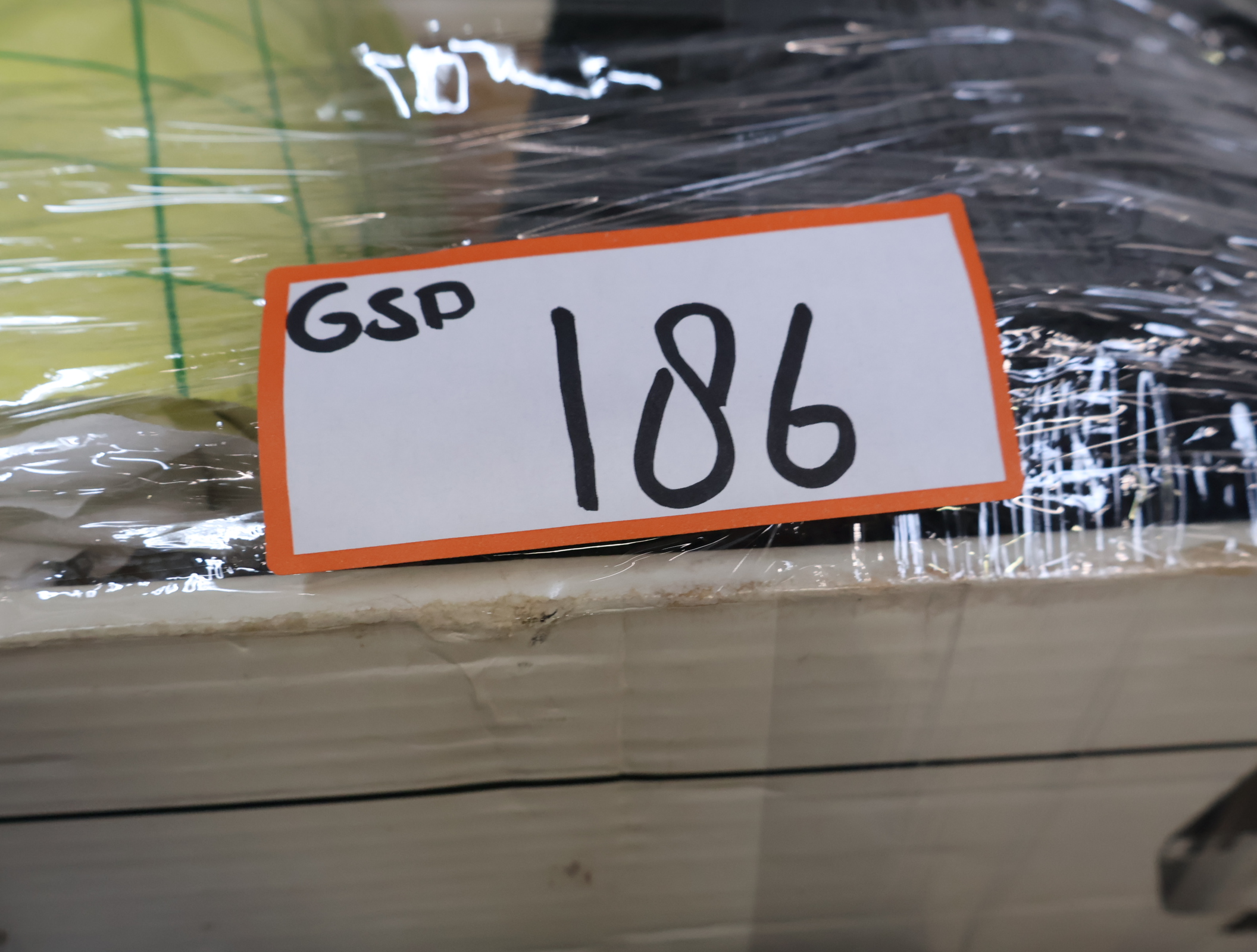 Set glazen vazen met kunstbloemen en houtdecoratie – foto 18 – kavel bij GSD Auctions, Zoeterwoude