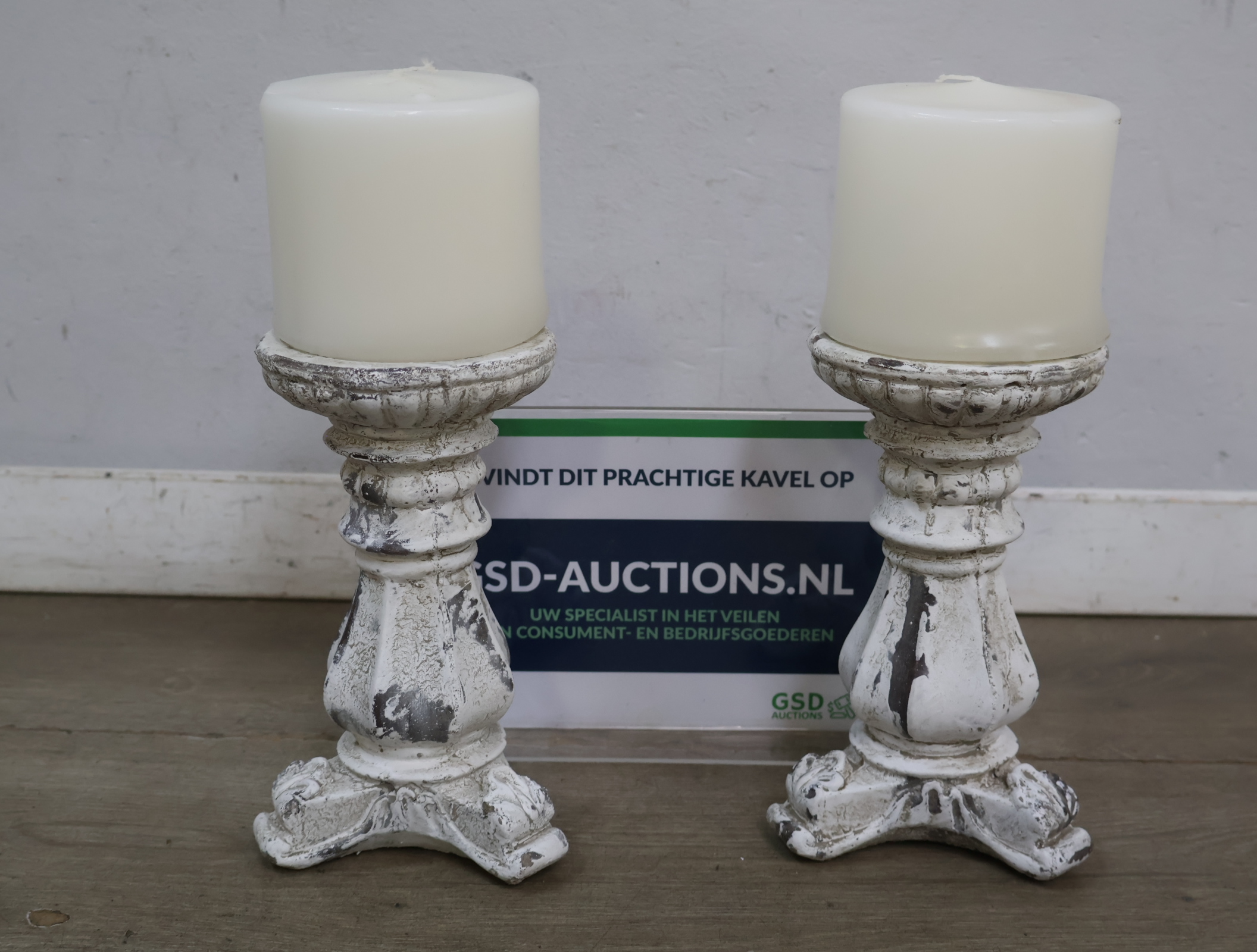 Set van 2 decoratieve houten kandelaren – kavel bij GSD Auctions, Zoeterwoude