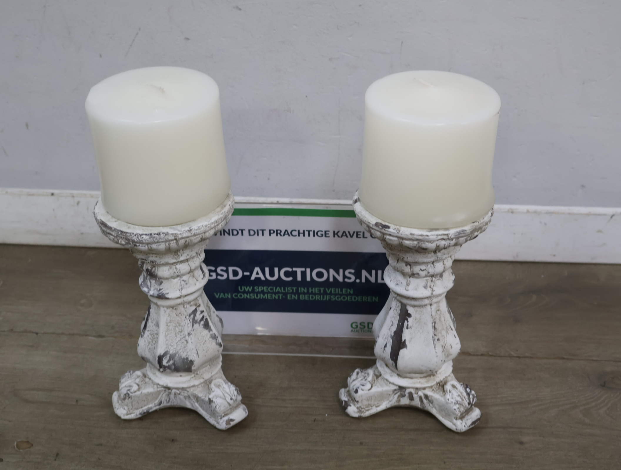 Set van 2 decoratieve houten kandelaren – foto 2 – kavel bij GSD Auctions, Zoeterwoude
