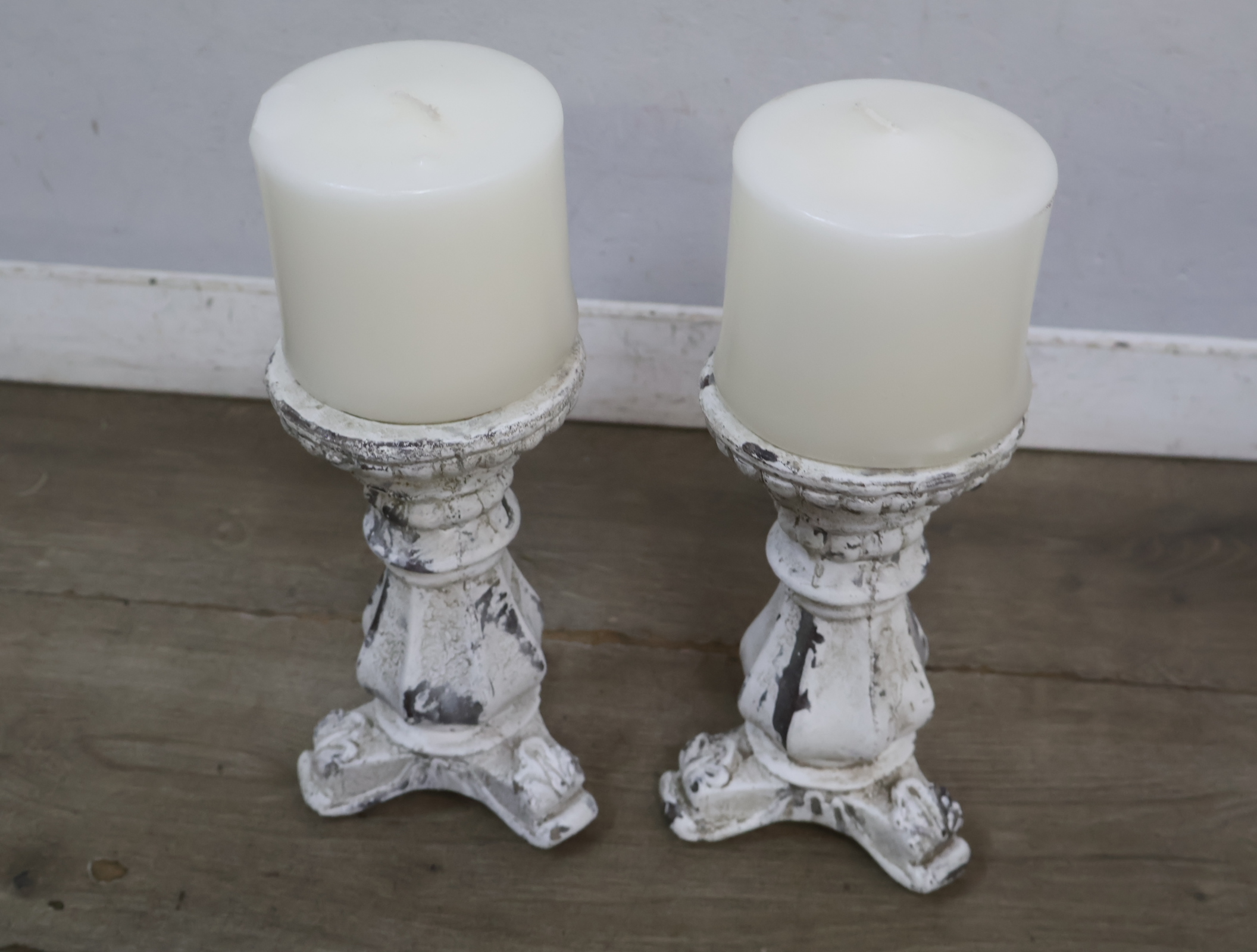Set van 2 decoratieve houten kandelaren – foto 4 – kavel bij GSD Auctions, Zoeterwoude