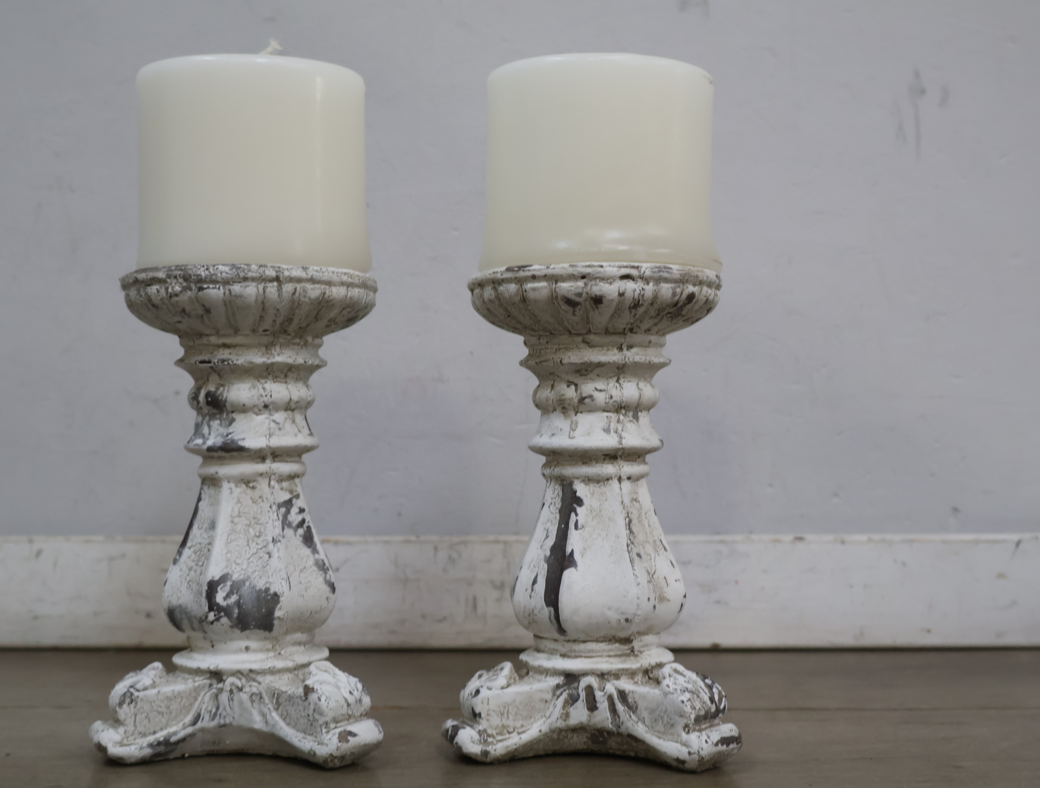 Set van 2 decoratieve houten kandelaren – foto 5 – kavel bij GSD Auctions, Zoeterwoude