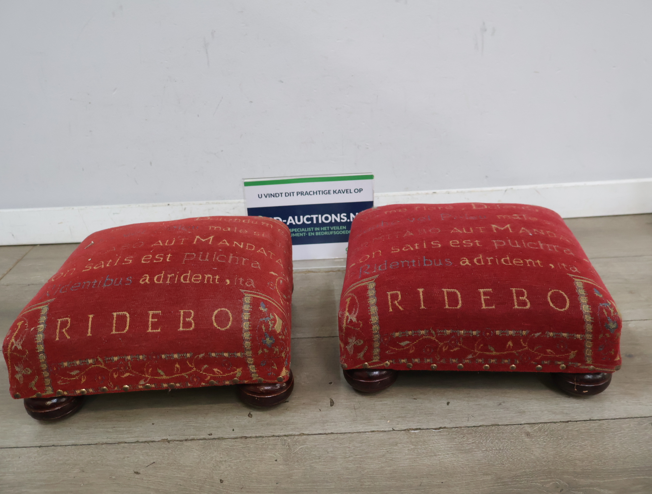 Set van 2 rode poefs – kavel bij GSD Auctions, Zoeterwoude