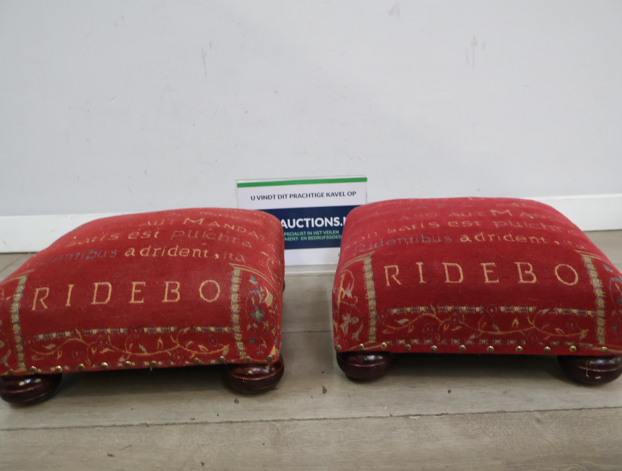 Set van 2 rode poefs – foto 2 – kavel bij GSD Auctions, Zoeterwoude
