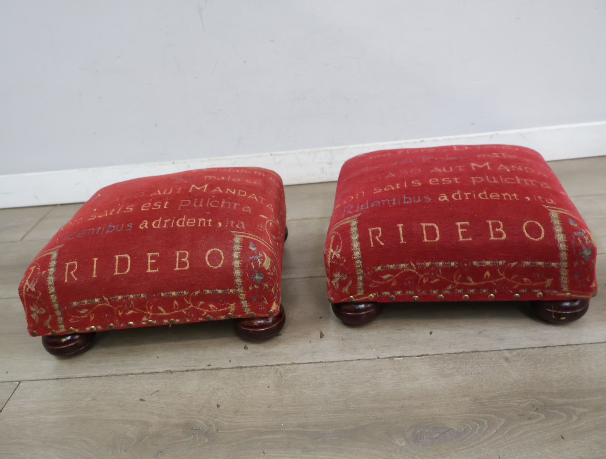 Set van 2 rode poefs – foto 3 – kavel bij GSD Auctions, Zoeterwoude