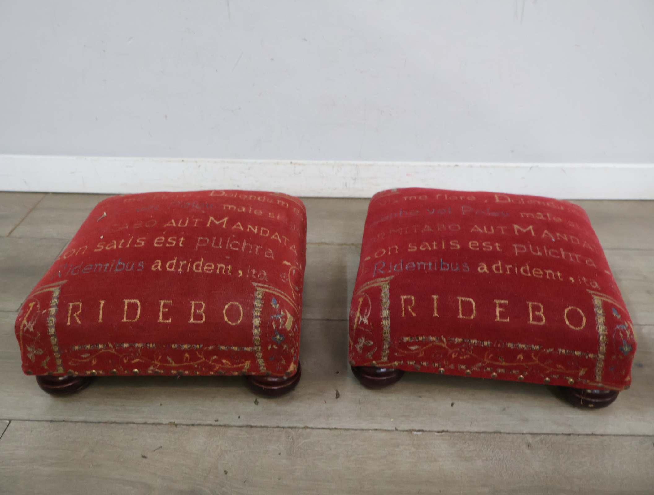 Set van 2 rode poefs – foto 4 – kavel bij GSD Auctions, Zoeterwoude