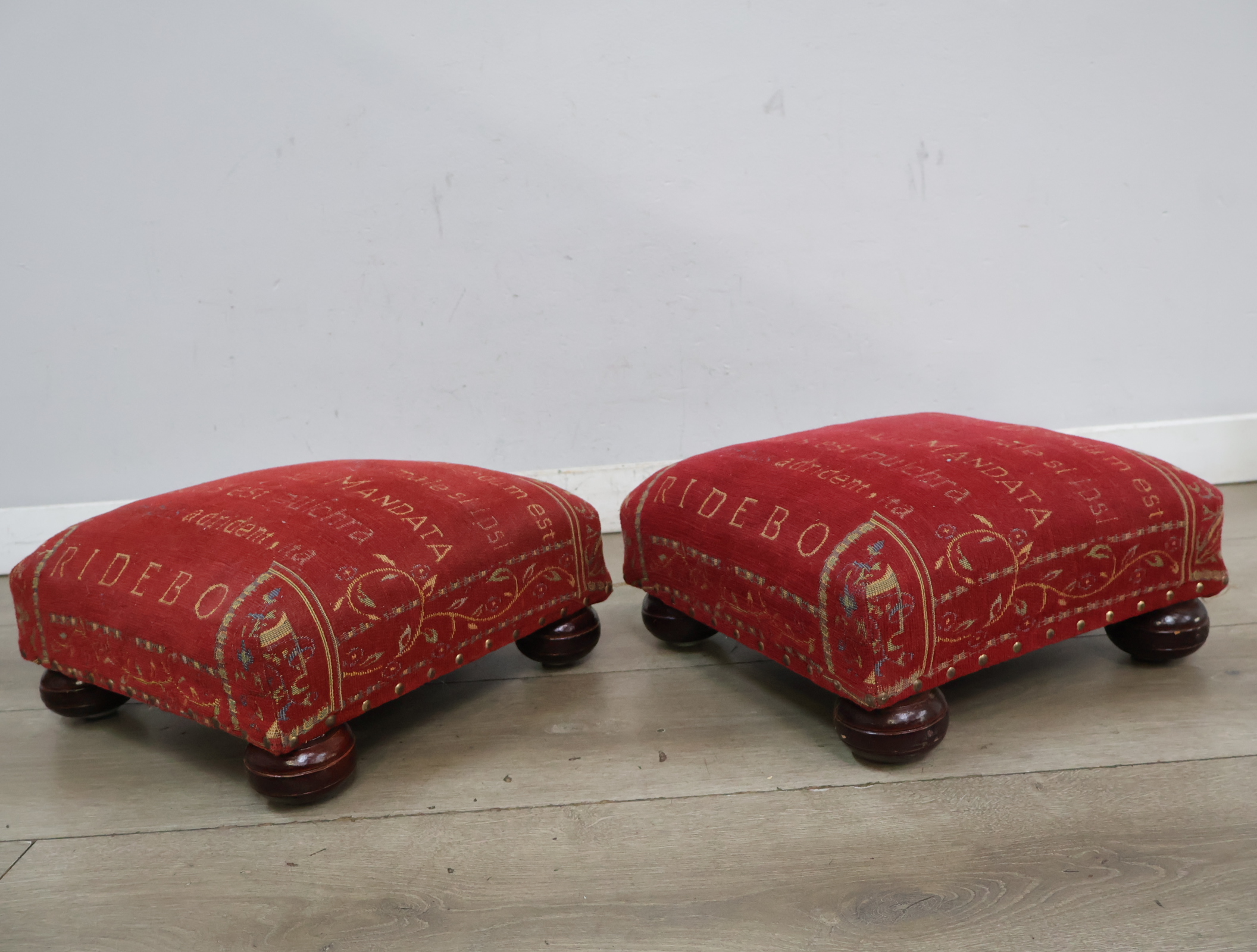 Set van 2 rode poefs – foto 5 – kavel bij GSD Auctions, Zoeterwoude