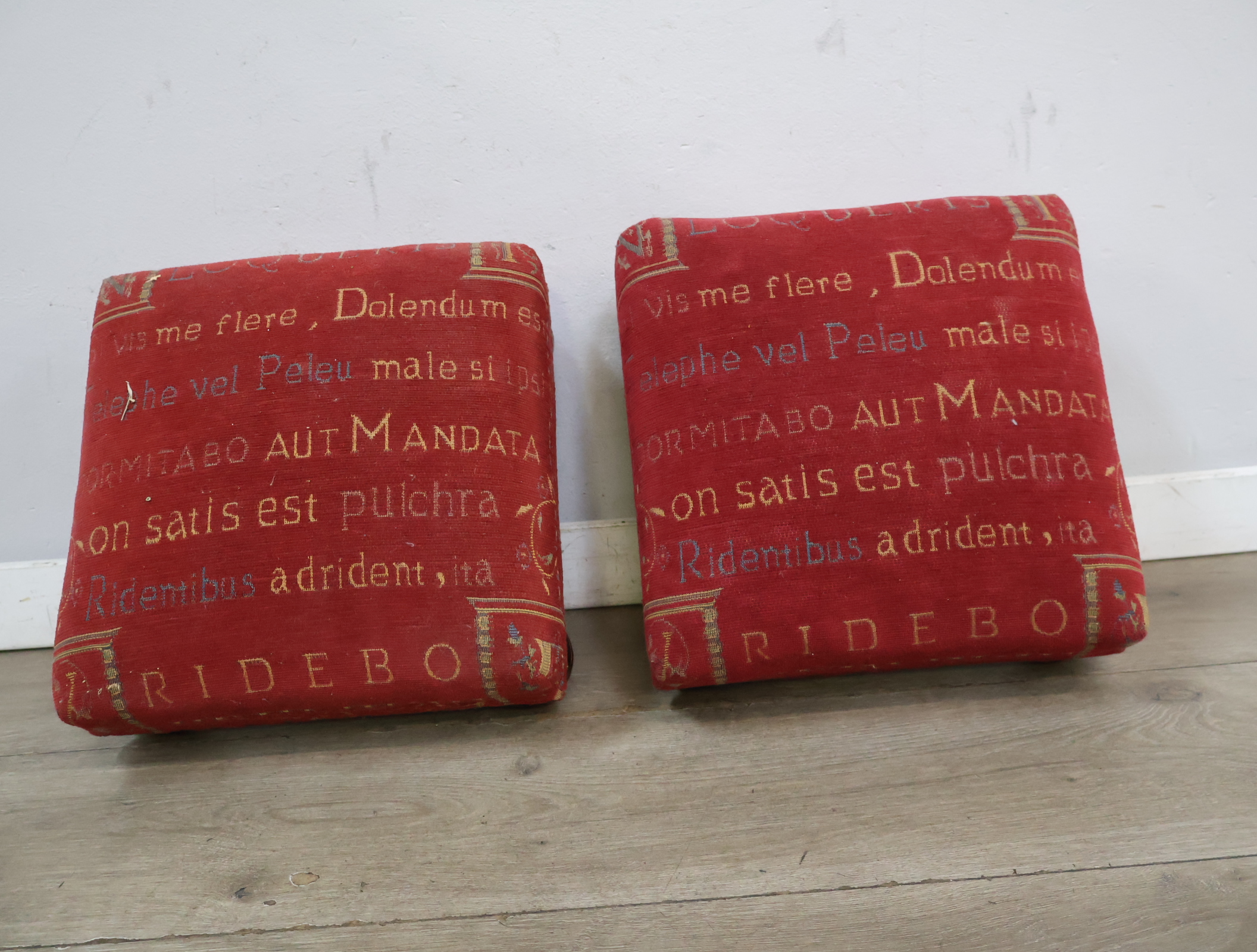Set van 2 rode poefs – foto 6 – kavel bij GSD Auctions, Zoeterwoude