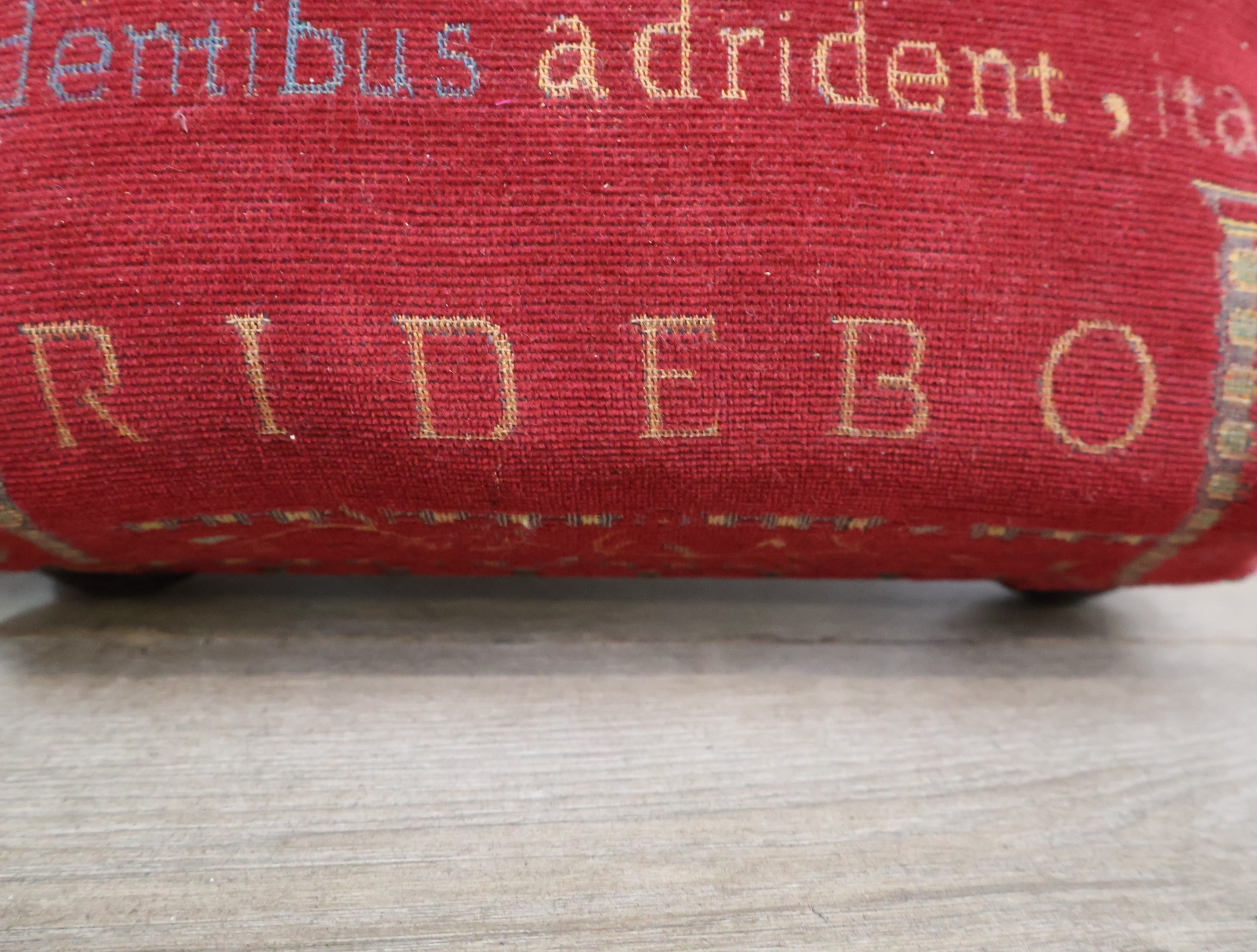 Set van 2 rode poefs – foto 7 – kavel bij GSD Auctions, Zoeterwoude