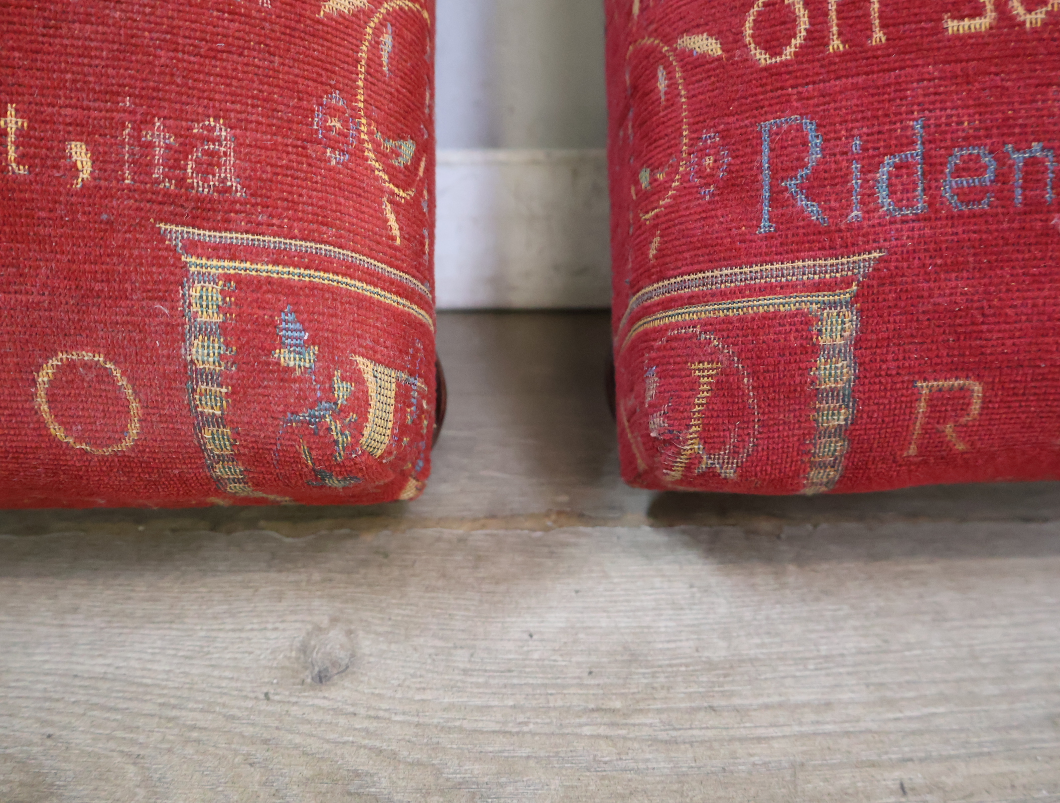 Set van 2 rode poefs – foto 11 – kavel bij GSD Auctions, Zoeterwoude