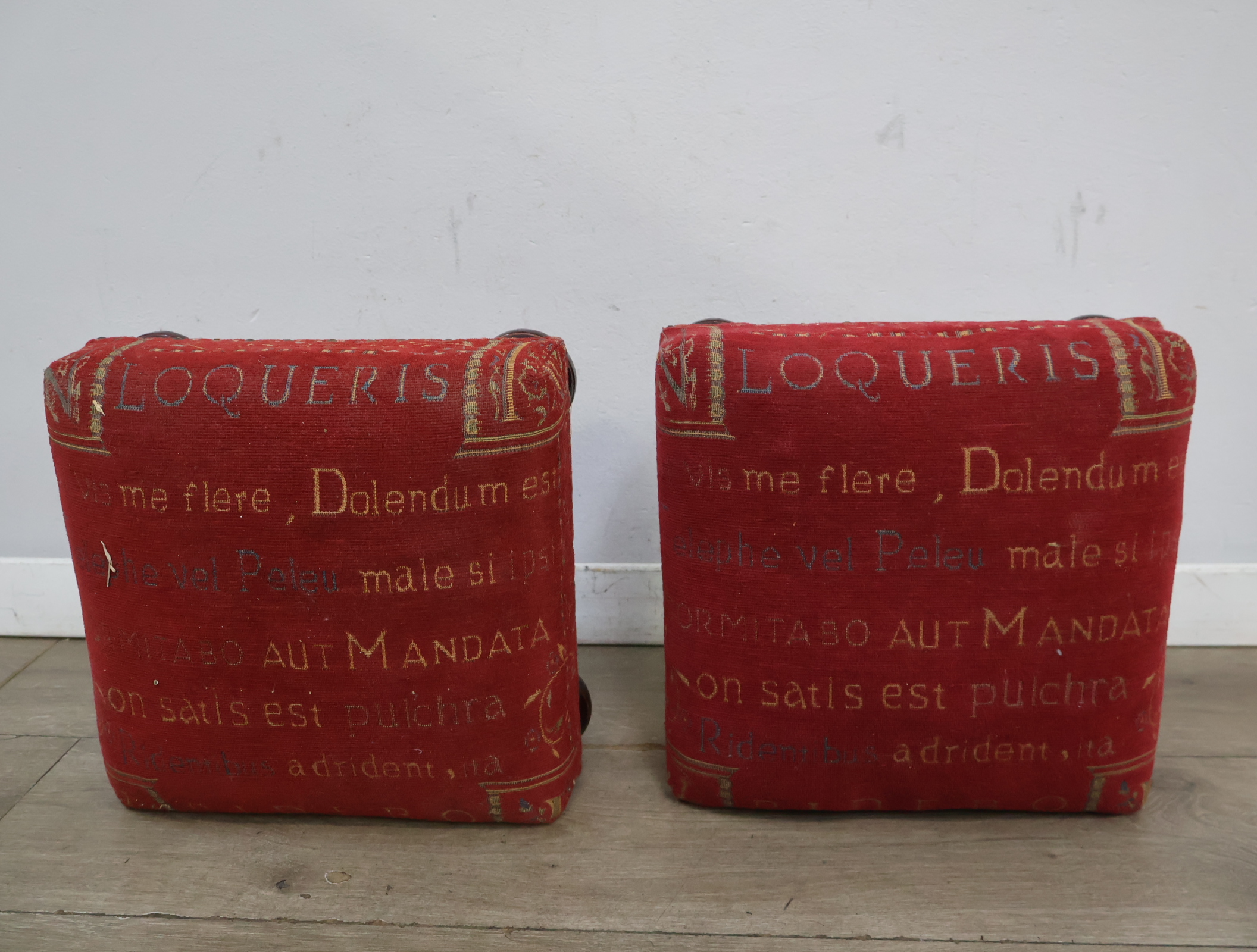 Set van 2 rode poefs – foto 12 – kavel bij GSD Auctions, Zoeterwoude