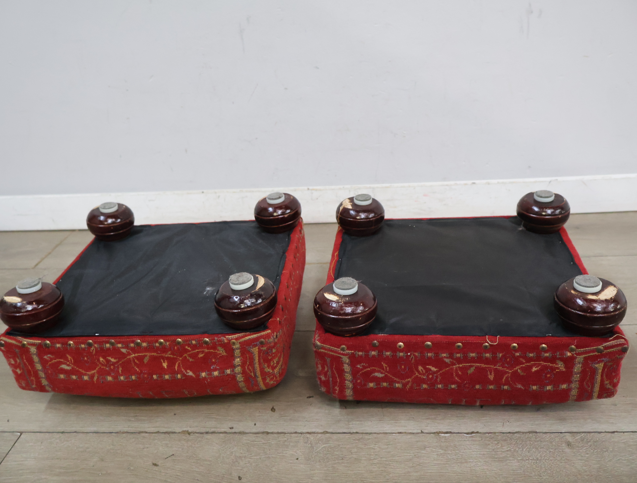 Set van 2 rode poefs – foto 13 – kavel bij GSD Auctions, Zoeterwoude
