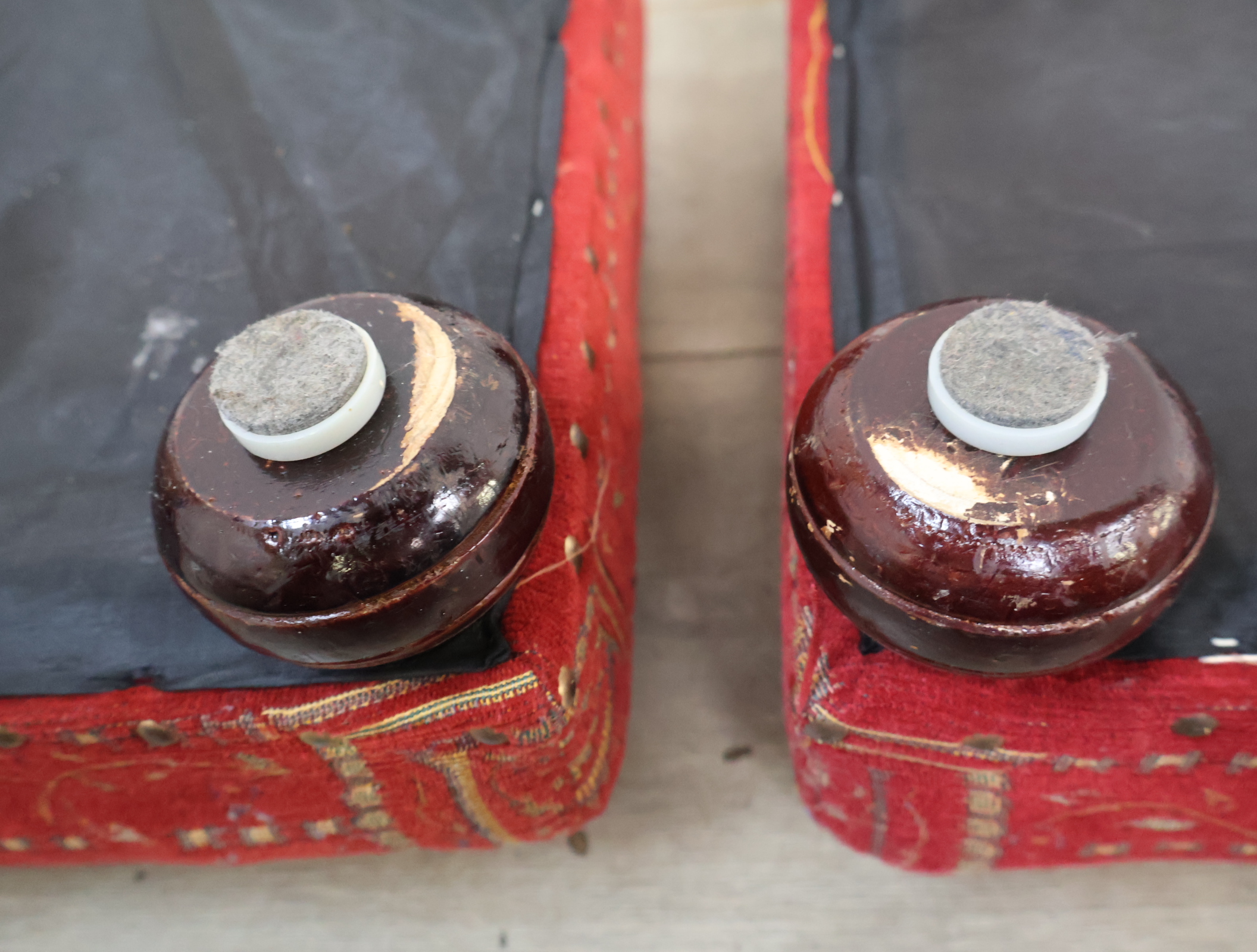 Set van 2 rode poefs – foto 14 – kavel bij GSD Auctions, Zoeterwoude