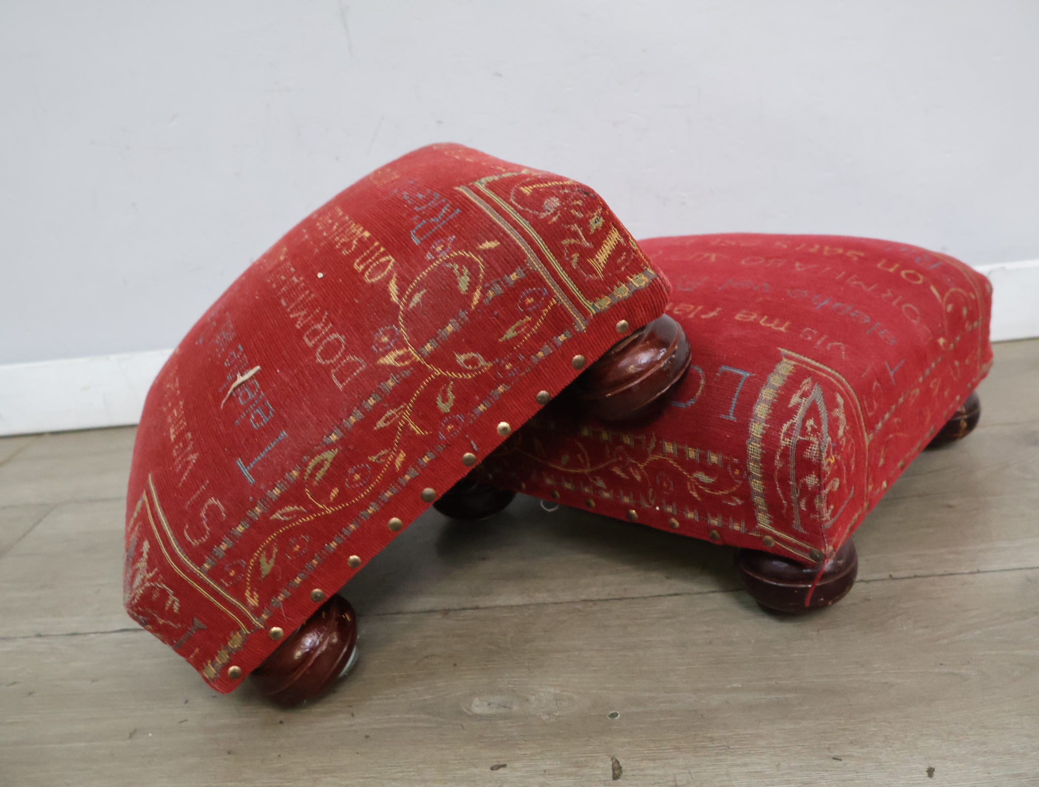 Set van 2 rode poefs – foto 15 – kavel bij GSD Auctions, Zoeterwoude