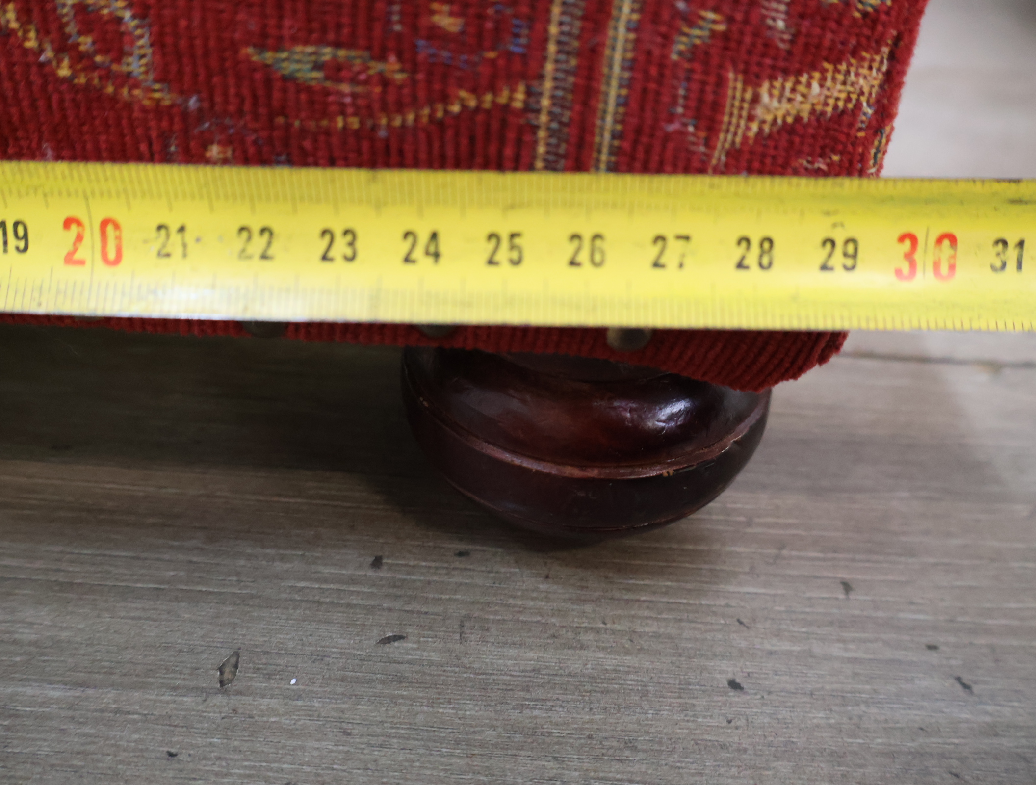 Set van 2 rode poefs – foto 16 – kavel bij GSD Auctions, Zoeterwoude