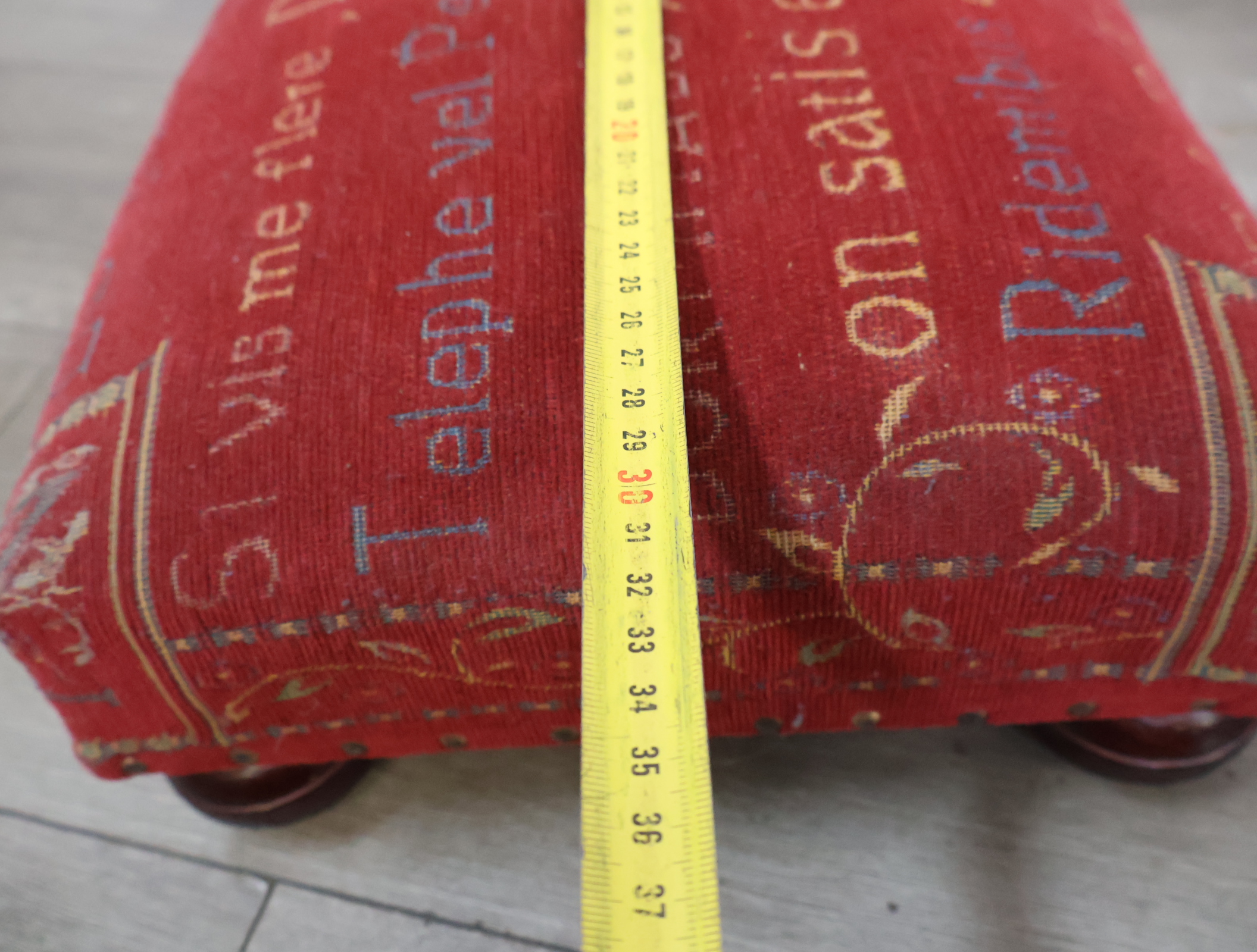 Set van 2 rode poefs – foto 17 – kavel bij GSD Auctions, Zoeterwoude