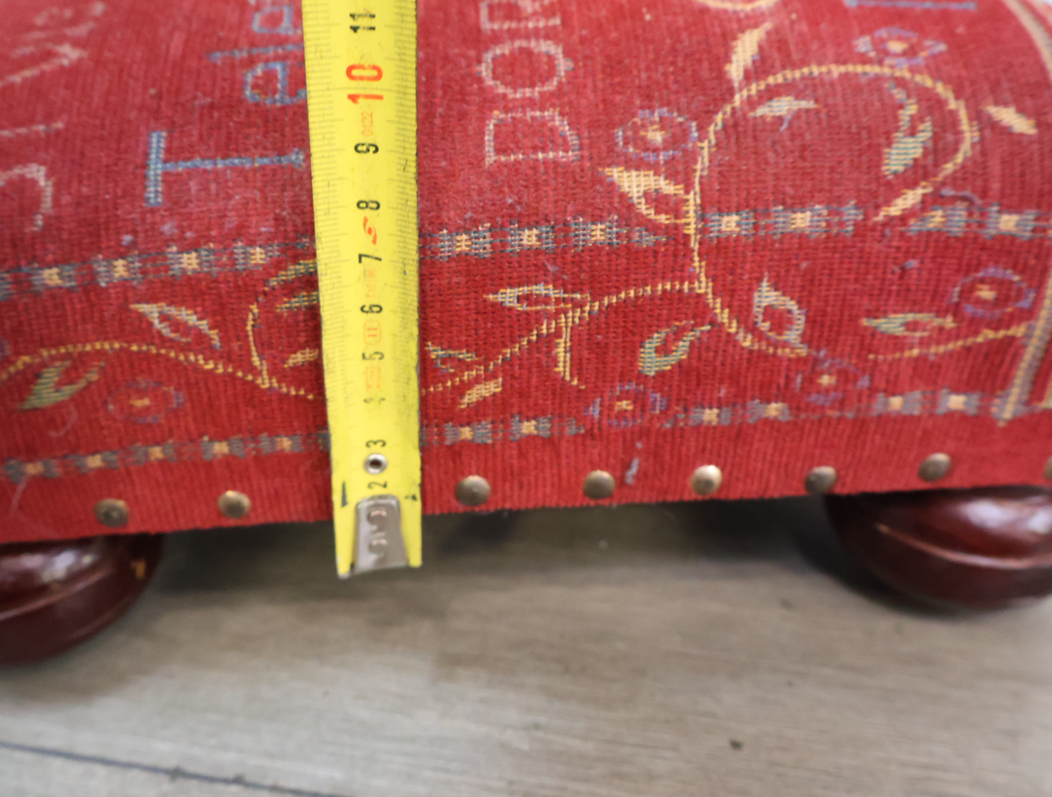Set van 2 rode poefs – foto 18 – kavel bij GSD Auctions, Zoeterwoude