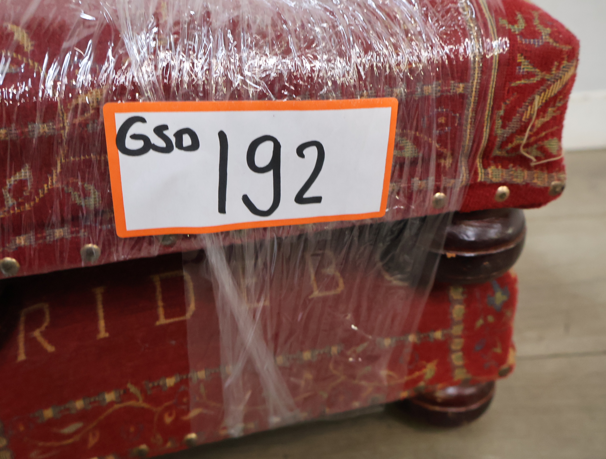 Set van 2 rode poefs – foto 19 – kavel bij GSD Auctions, Zoeterwoude