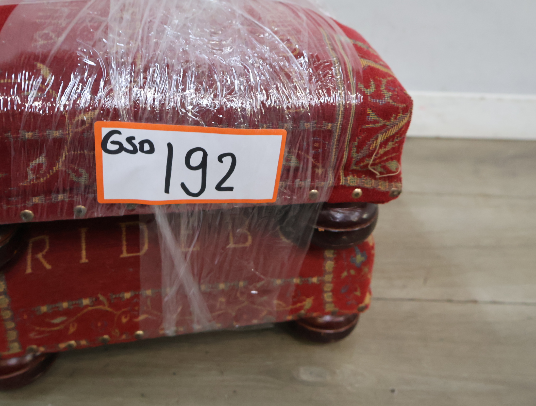 Set van 2 rode poefs – foto 20 – kavel bij GSD Auctions, Zoeterwoude
