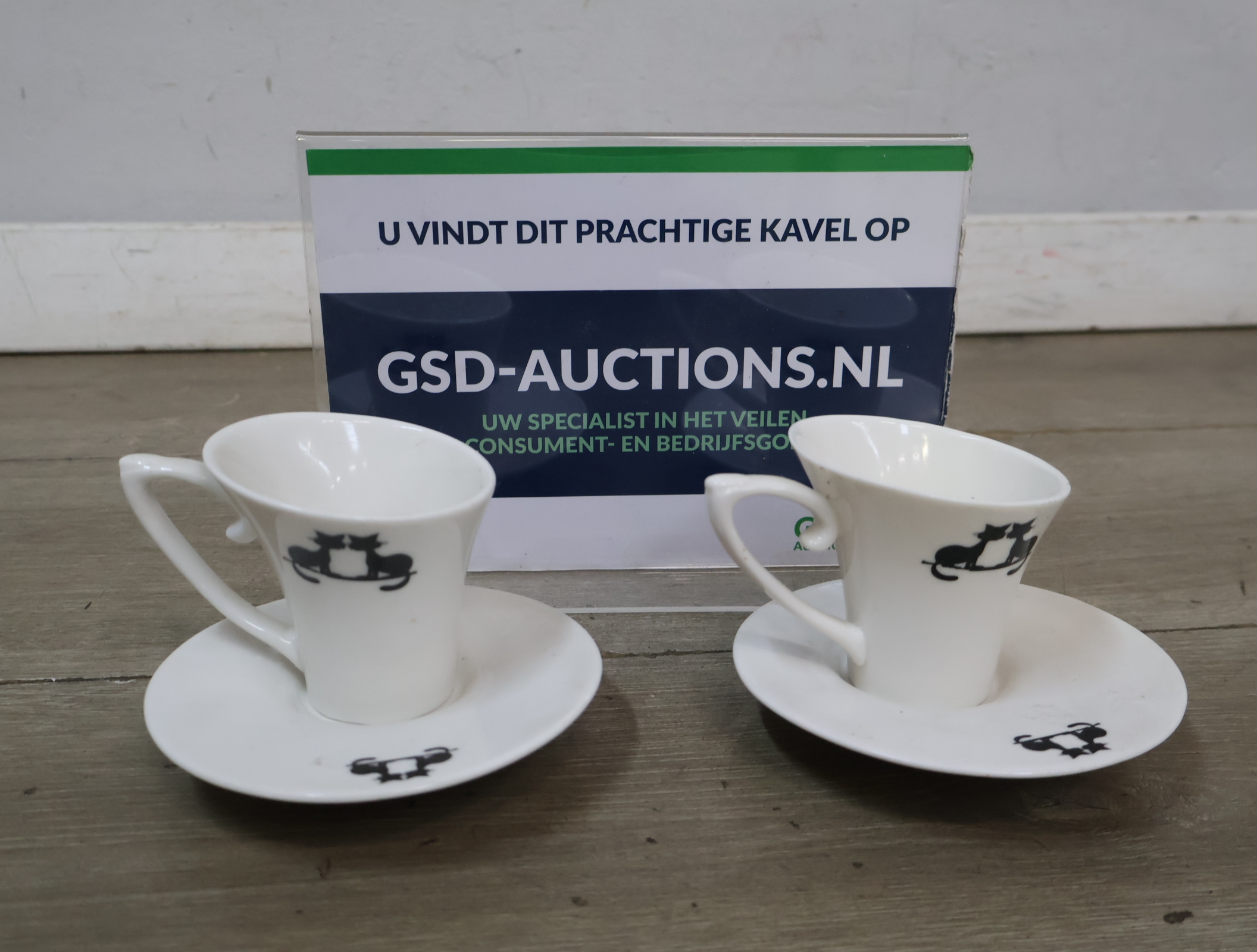 Set van 2 porseleinen kop en schotels – kavel bij GSD Auctions, Zoeterwoude