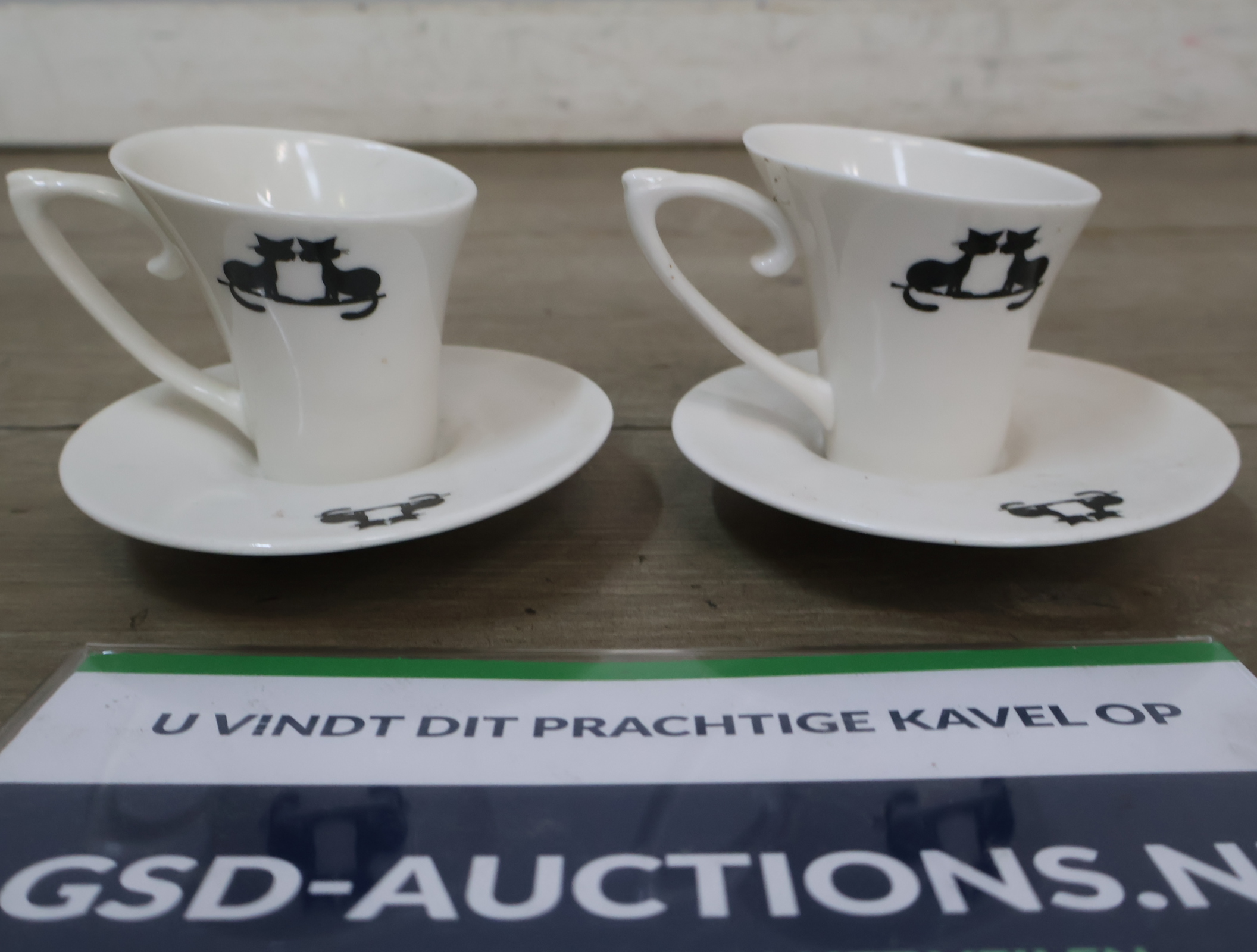 Set van 2 porseleinen kop en schotels – foto 2 – kavel bij GSD Auctions, Zoeterwoude
