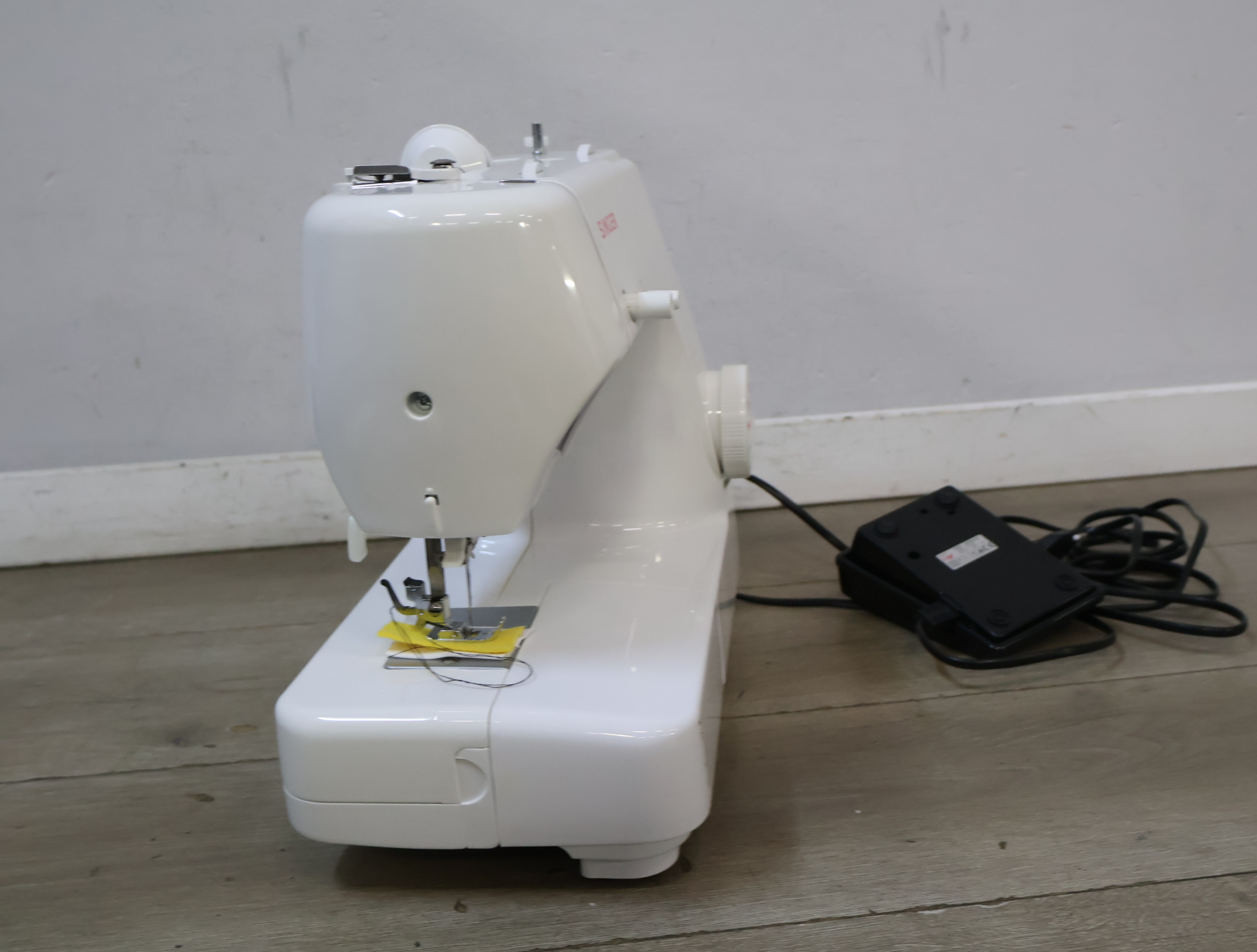 Singer naaimachine met voetpedaal – foto 16 – kavel bij GSD Auctions, Zoeterwoude