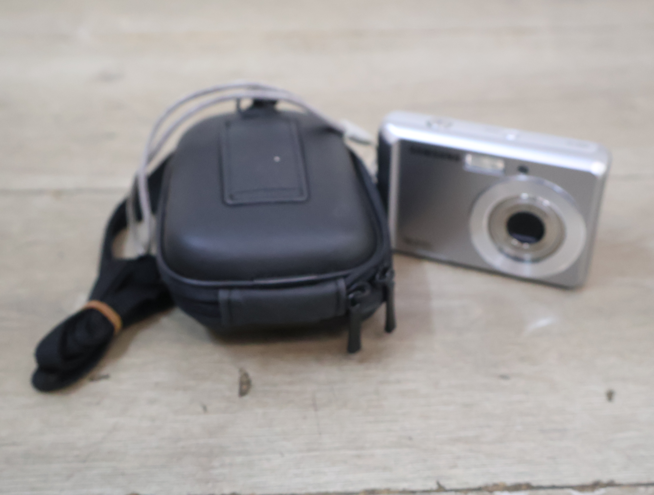 Samsung digitale camera met cameratas – foto 11 – kavel bij GSD Auctions, Zoeterwoude