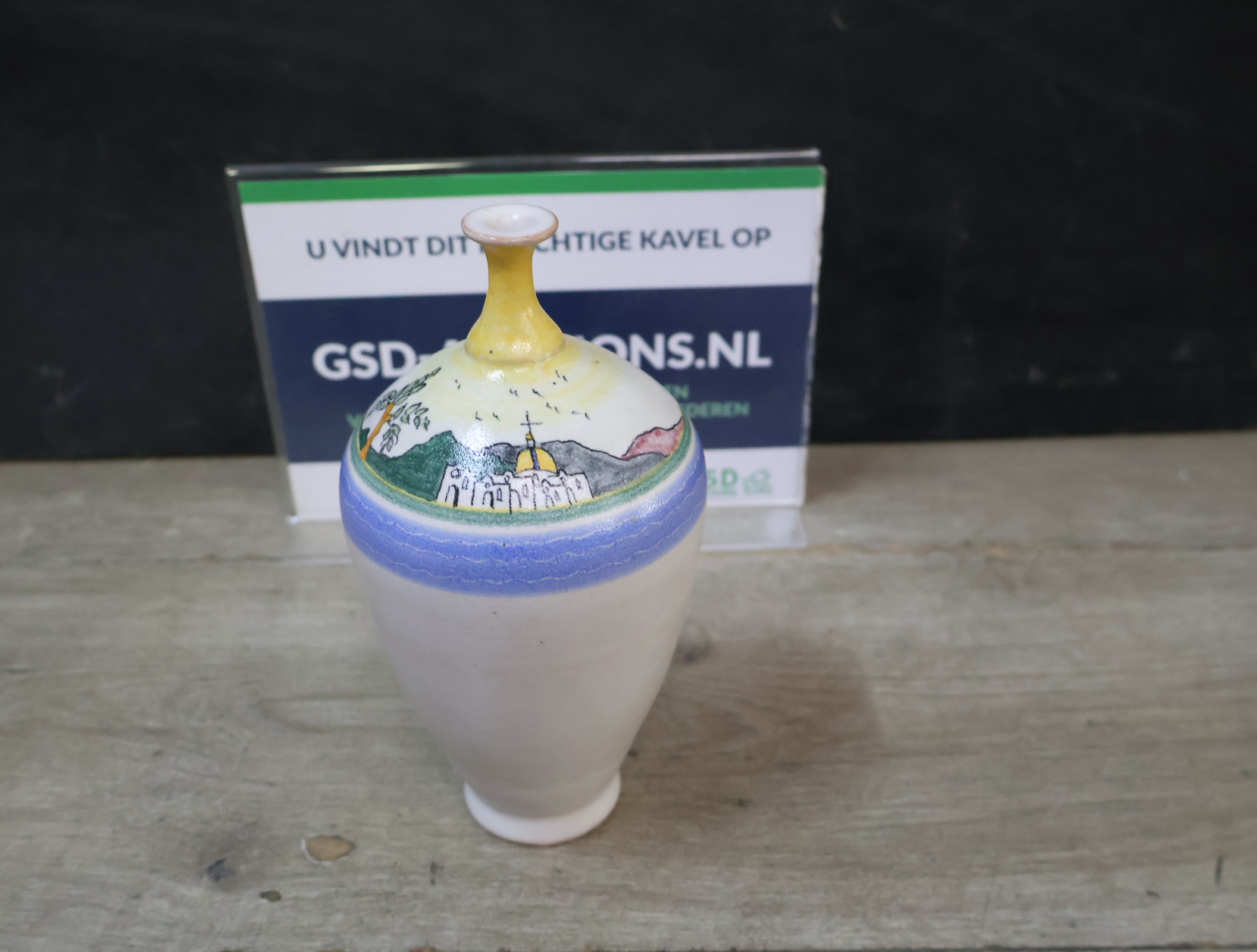 Wit porseleinen vaas met gekleurd landschap – foto 2 – kavel bij GSD Auctions, Zoeterwoude