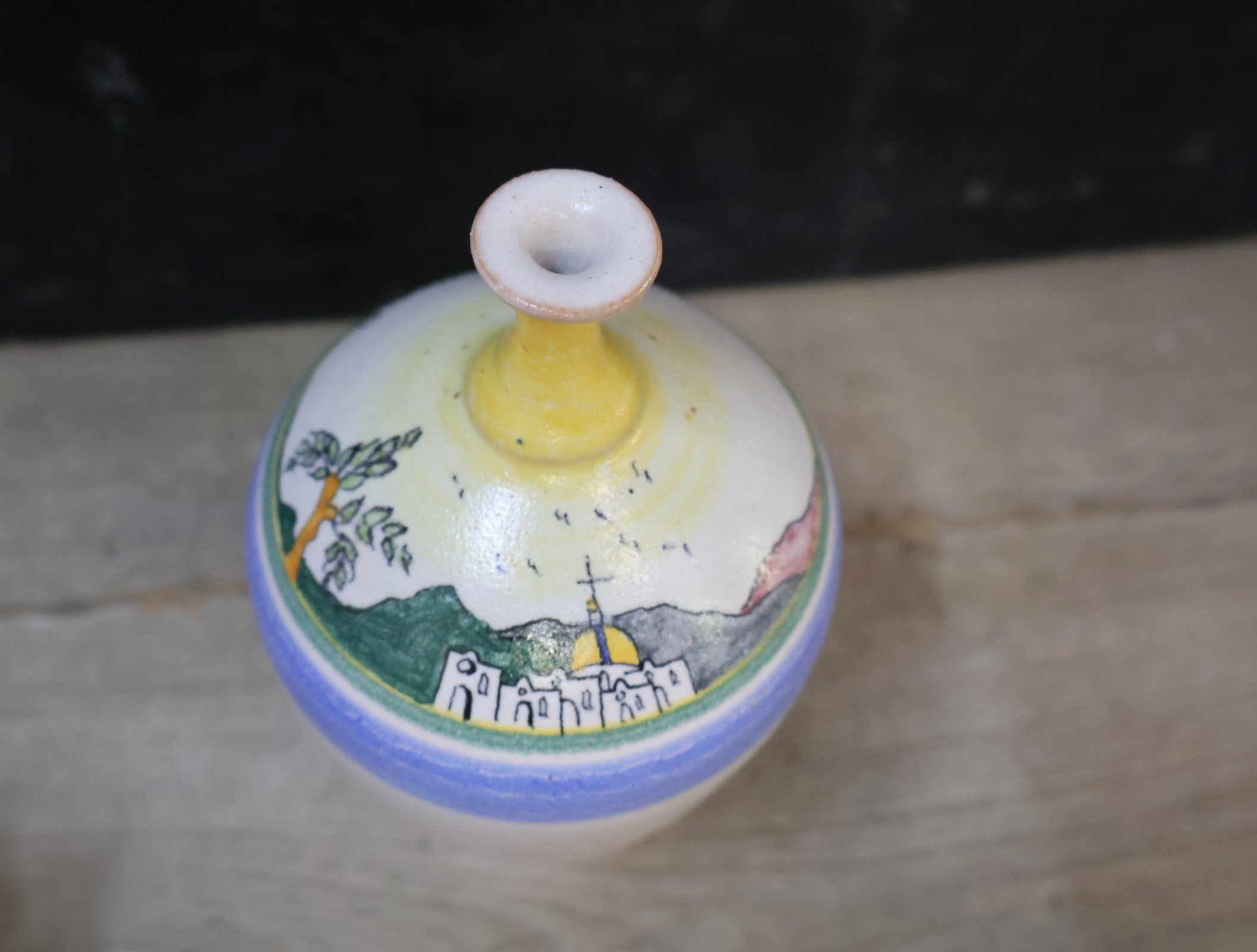 Wit porseleinen vaas met gekleurd landschap – foto 7 – kavel bij GSD Auctions, Zoeterwoude
