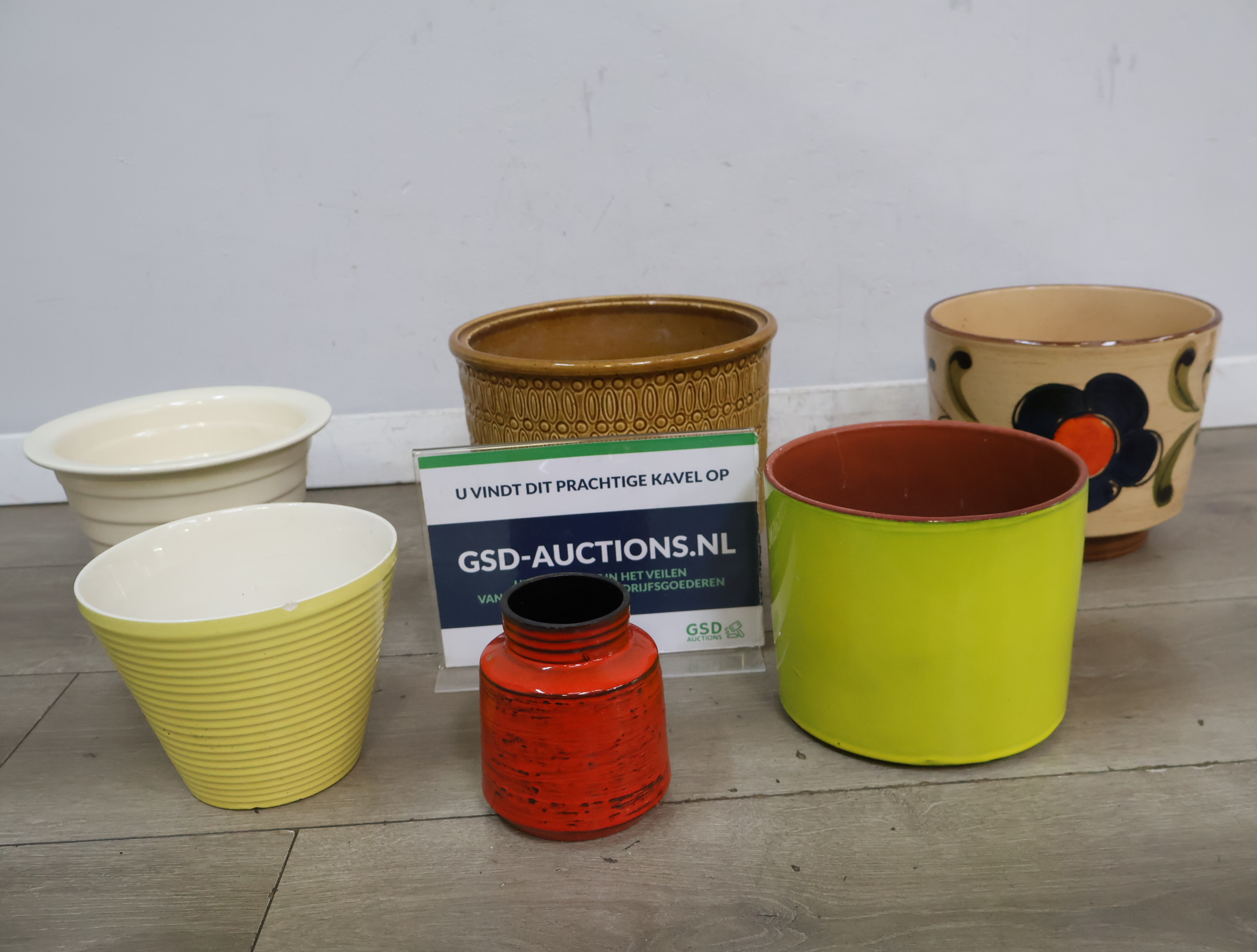Set van 6 diverse keramieken potten – kavel bij GSD Auctions, Zoeterwoude