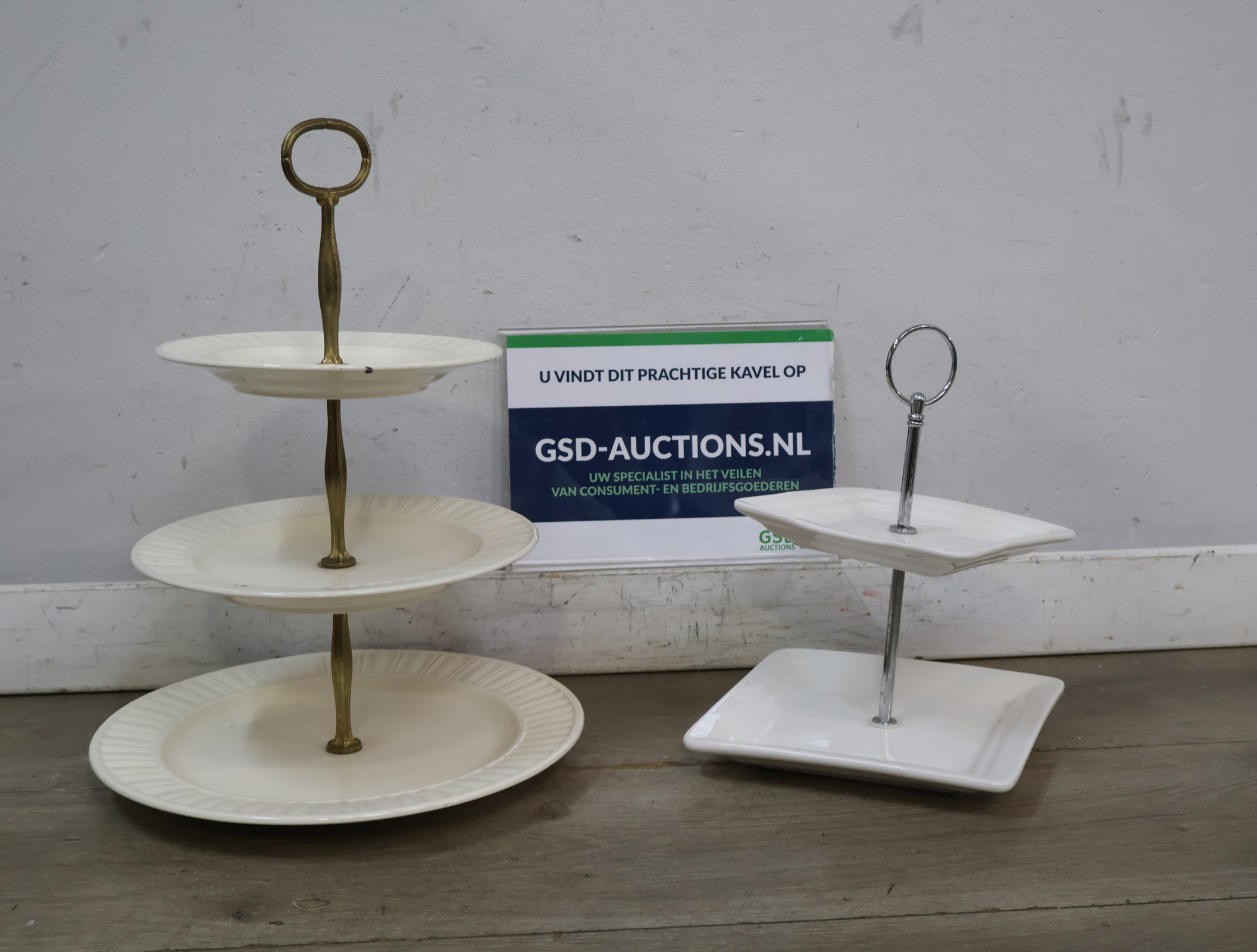 Set van 2 etagères – foto 2 – kavel bij GSD Auctions, Zoeterwoude