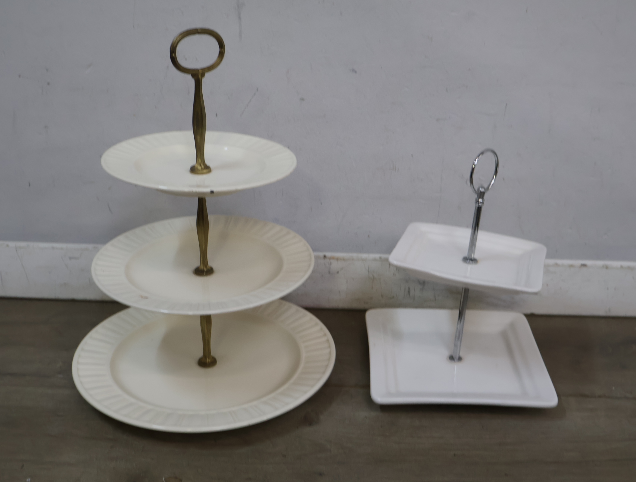 Set van 2 etagères – foto 4 – kavel bij GSD Auctions, Zoeterwoude