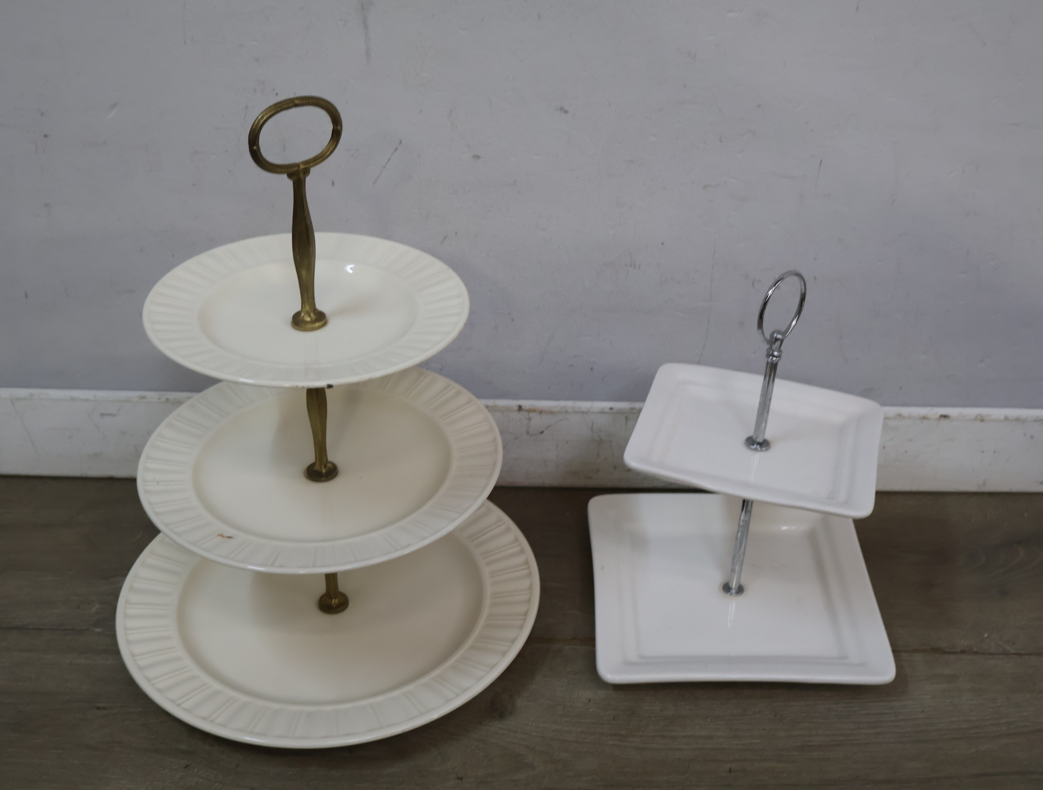 Set van 2 etagères – foto 5 – kavel bij GSD Auctions, Zoeterwoude