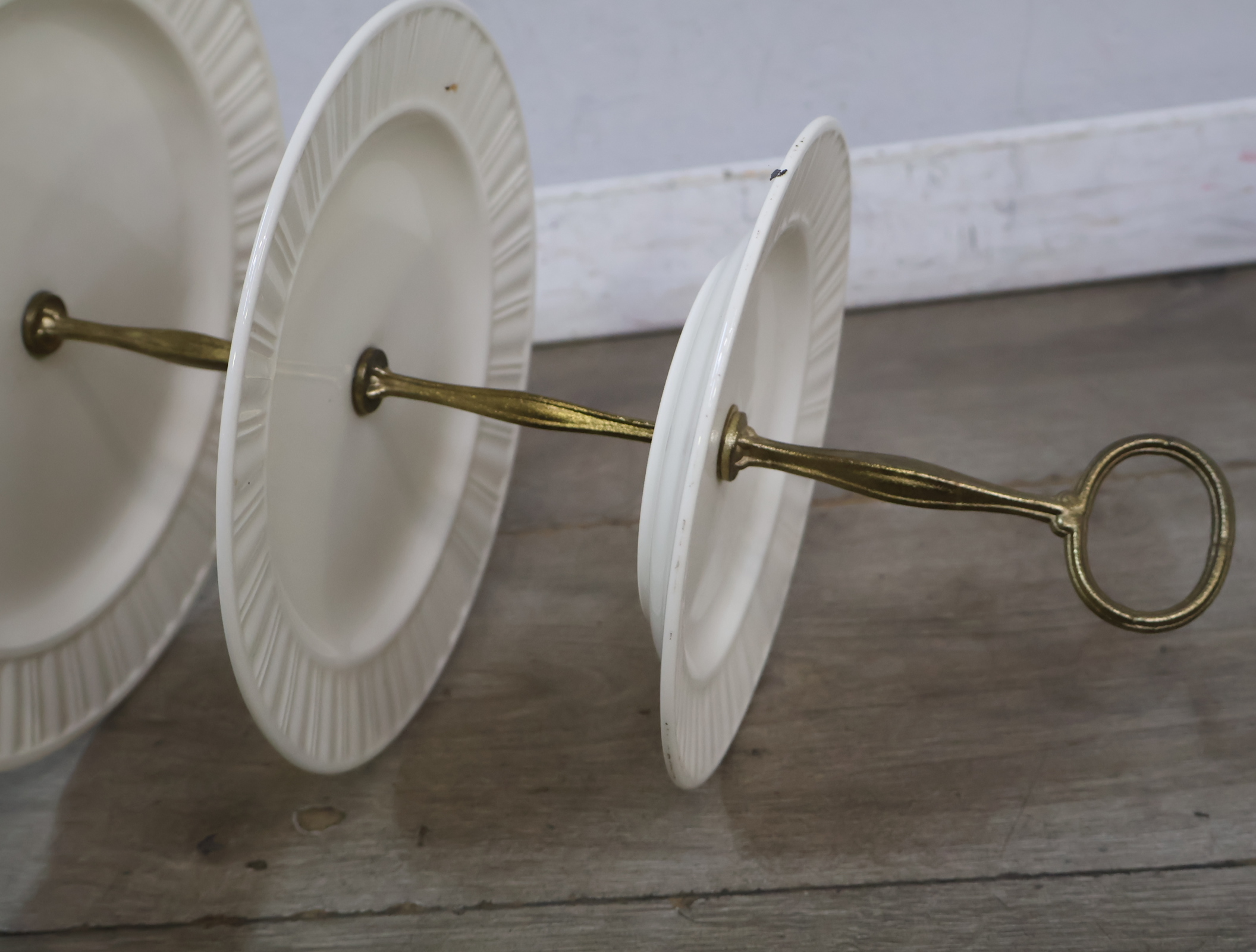 Set van 2 etagères – foto 9 – kavel bij GSD Auctions, Zoeterwoude