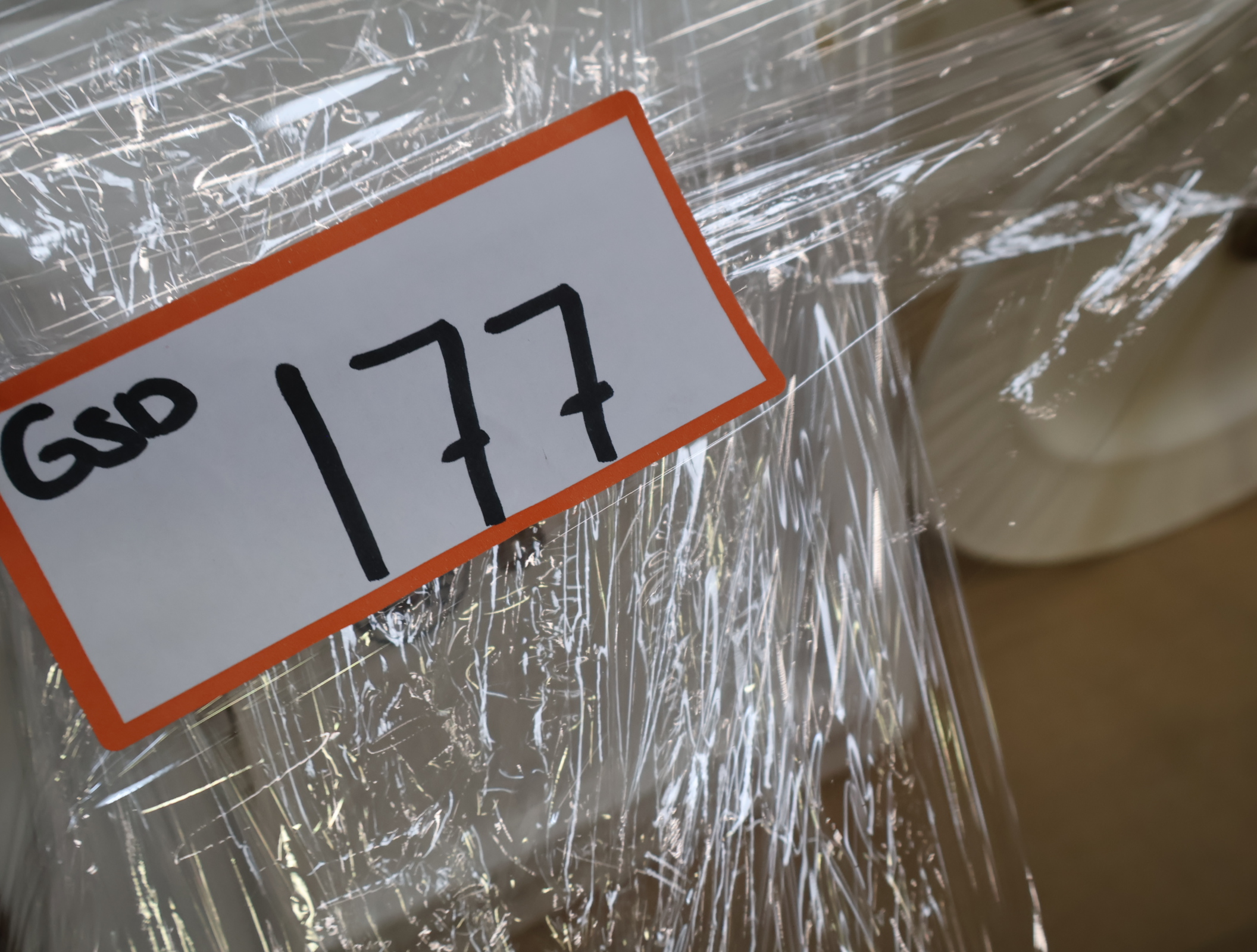 Set van 2 etagères – foto 21 – kavel bij GSD Auctions, Zoeterwoude