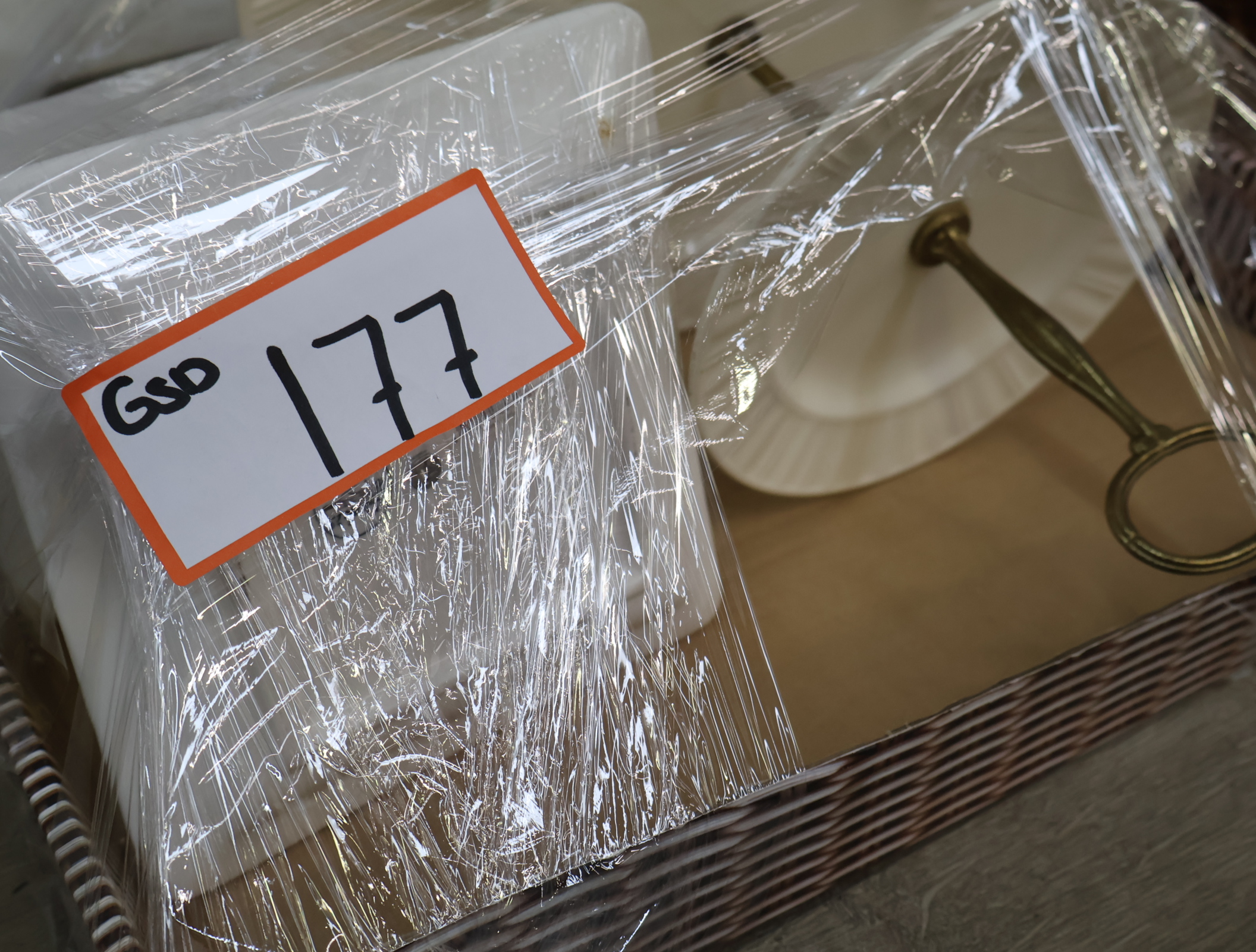 Set van 2 etagères – foto 22 – kavel bij GSD Auctions, Zoeterwoude