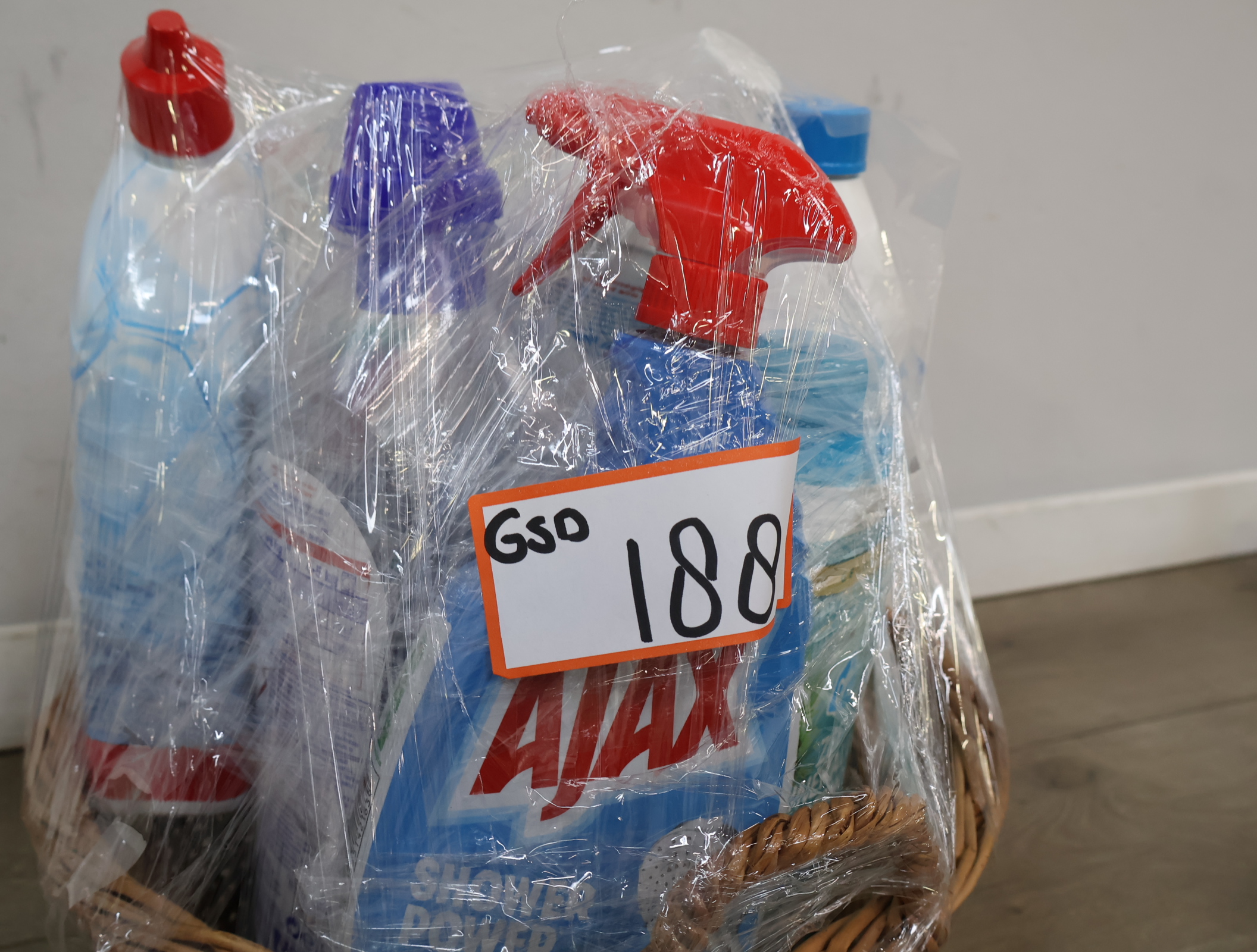 Verzameling huis- en wasmiddelen – foto 9 – kavel bij GSD Auctions, Zoeterwoude