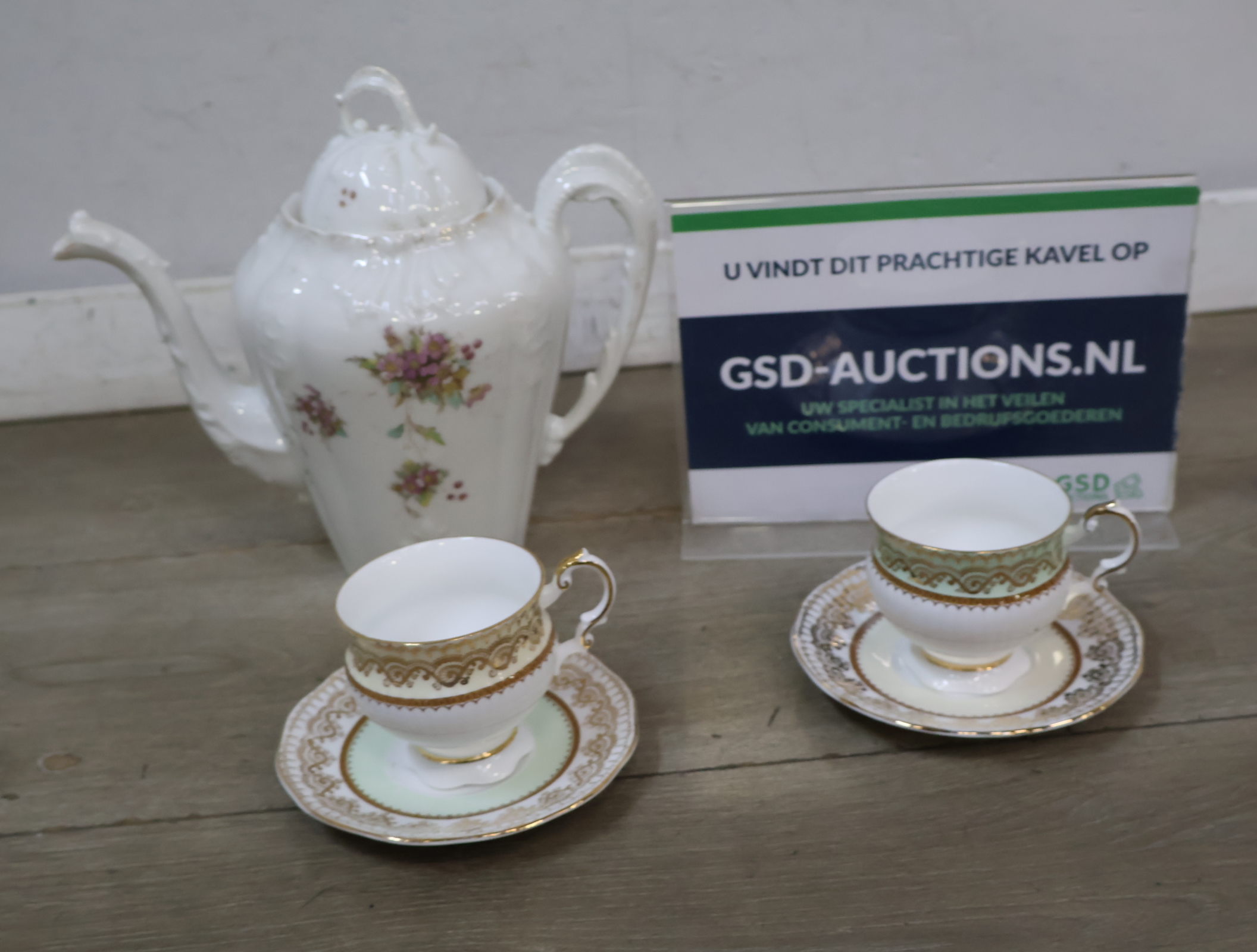 Porseleinen theepot met twee kop en schotels – kavel bij GSD Auctions, Zoeterwoude