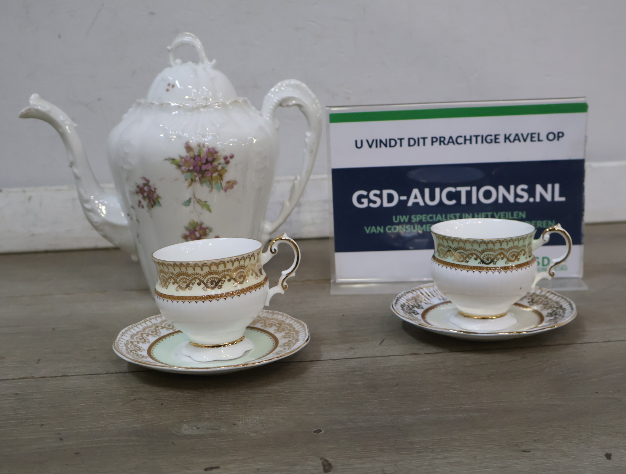 Porseleinen theepot met twee kop en schotels – foto 2 – kavel bij GSD Auctions, Zoeterwoude