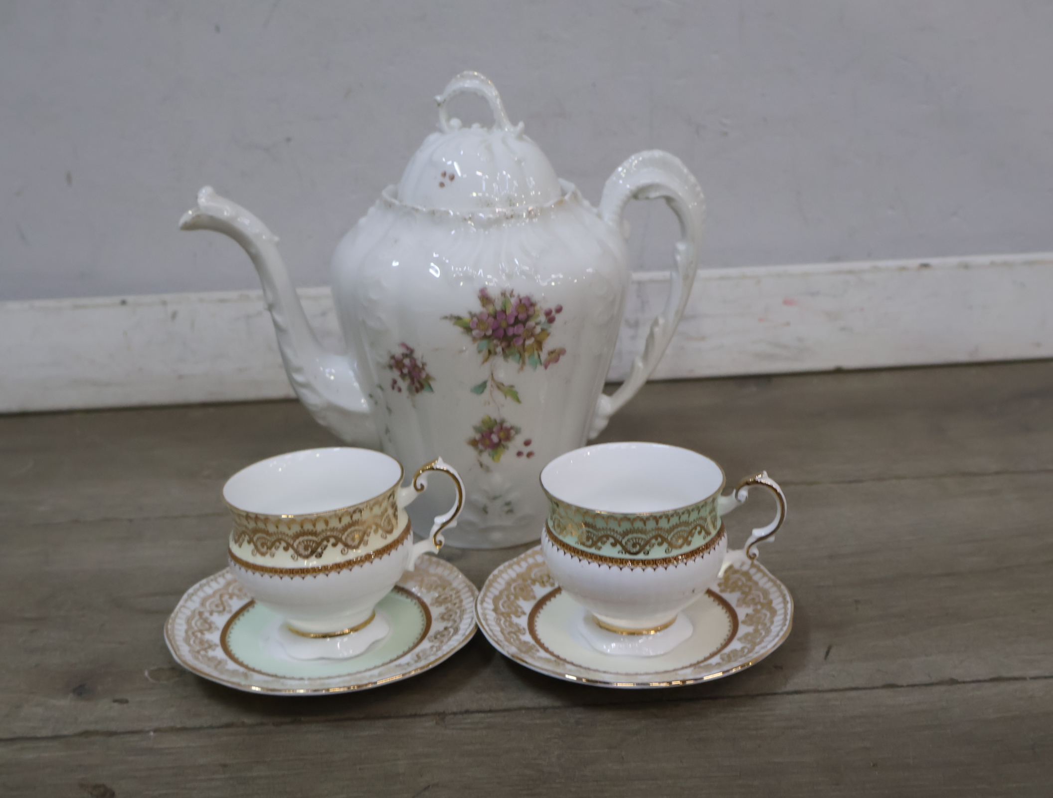 Porseleinen theepot met twee kop en schotels – foto 3 – kavel bij GSD Auctions, Zoeterwoude