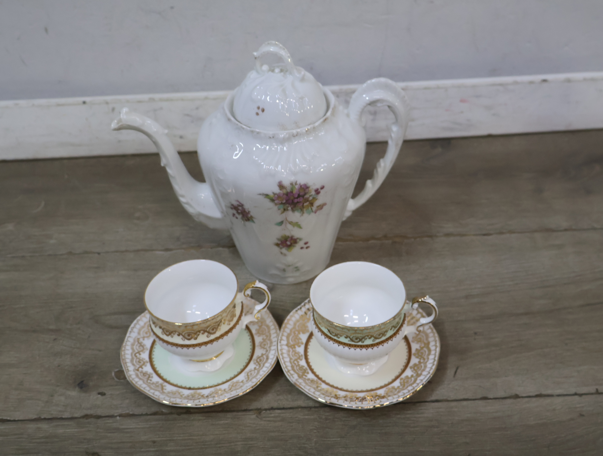 Porseleinen theepot met twee kop en schotels – foto 4 – kavel bij GSD Auctions, Zoeterwoude