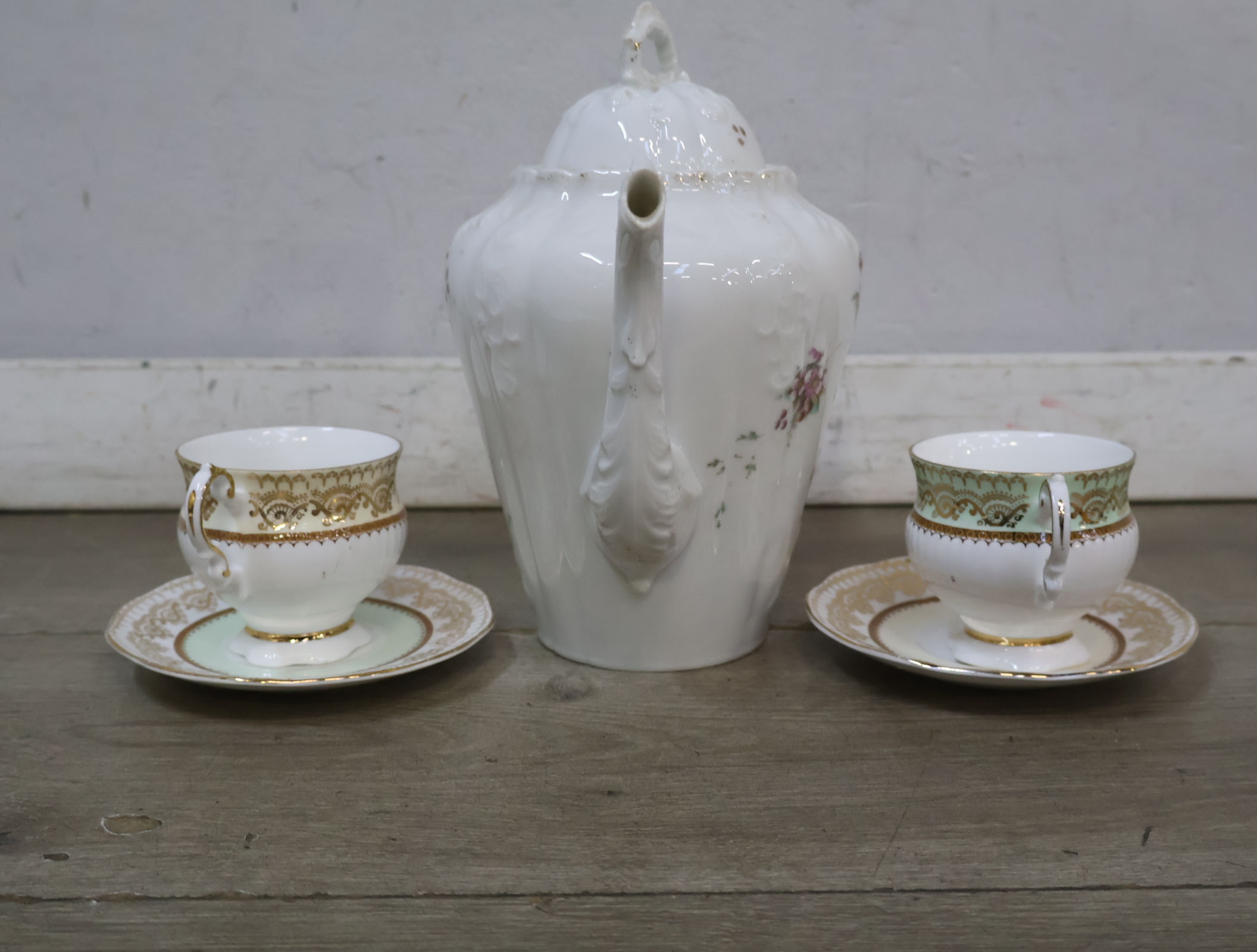 Porseleinen theepot met twee kop en schotels – foto 5 – kavel bij GSD Auctions, Zoeterwoude