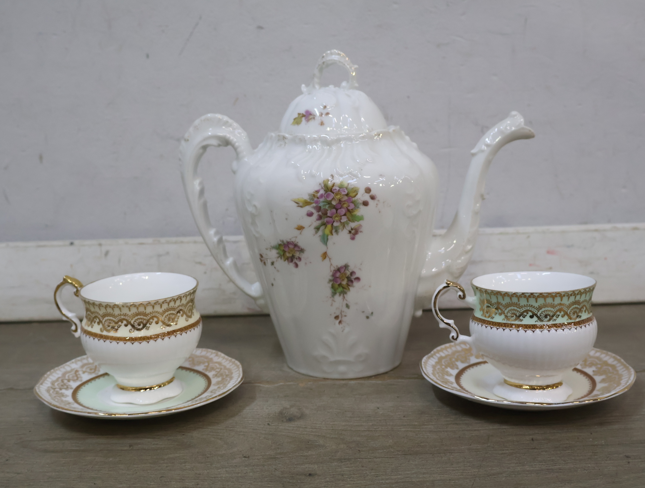 Porseleinen theepot met twee kop en schotels – foto 6 – kavel bij GSD Auctions, Zoeterwoude