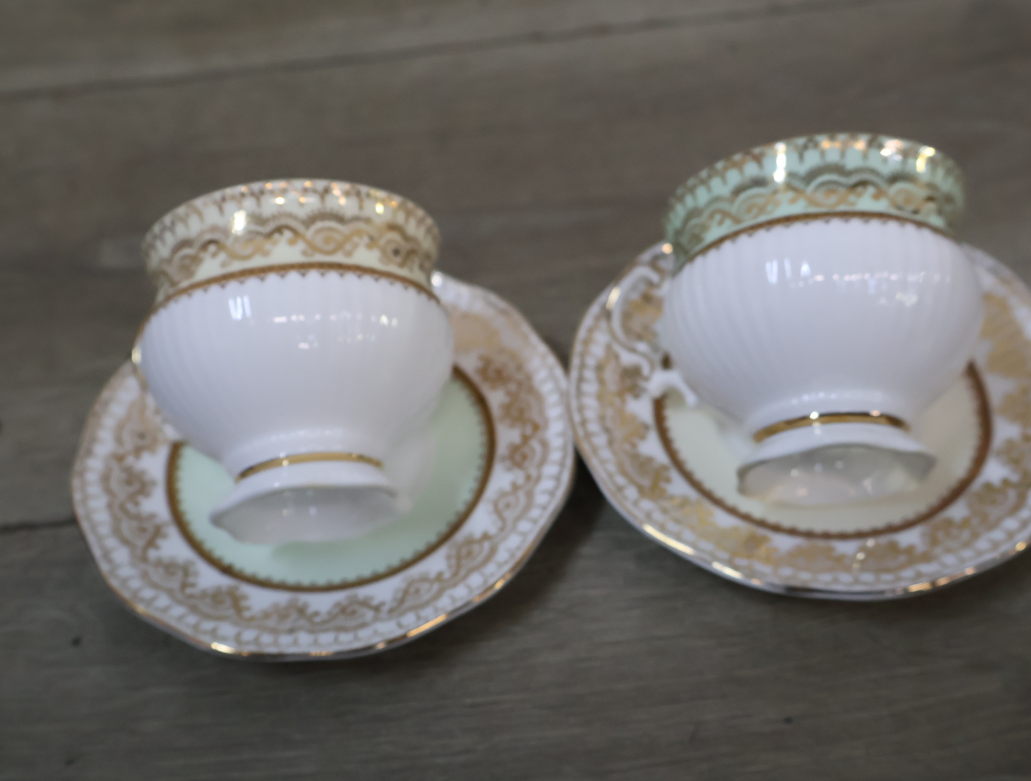Porseleinen theepot met twee kop en schotels – foto 8 – kavel bij GSD Auctions, Zoeterwoude